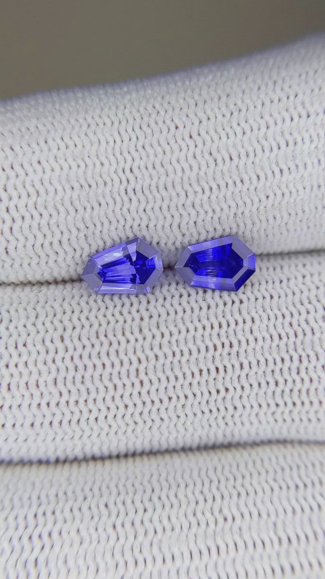 1.30&nbsp;Ct.Tw.Total Carat Weight Blue Sapphire Pair from Ceylon (Sri Lanka) Size Video