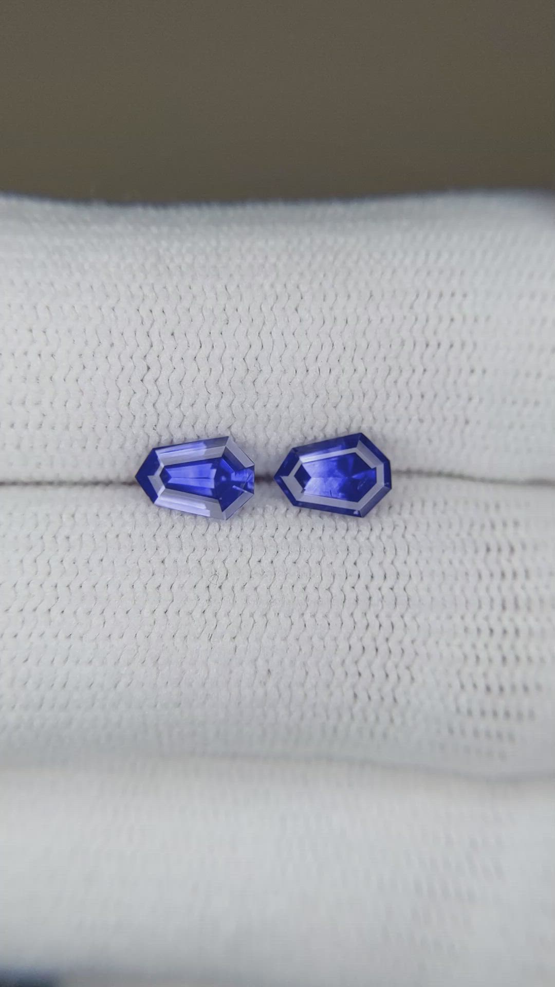 1.07&nbsp;Ct.Tw.Total Carat Weight Blue Sapphire Pair from Ceylon (Sri Lanka) Size Video