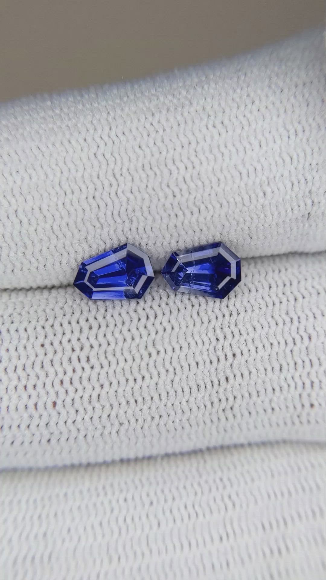 1.34&nbsp;Ct.Tw.Total Carat Weight Blue Sapphire Pair from Ceylon (Sri Lanka) Size Video