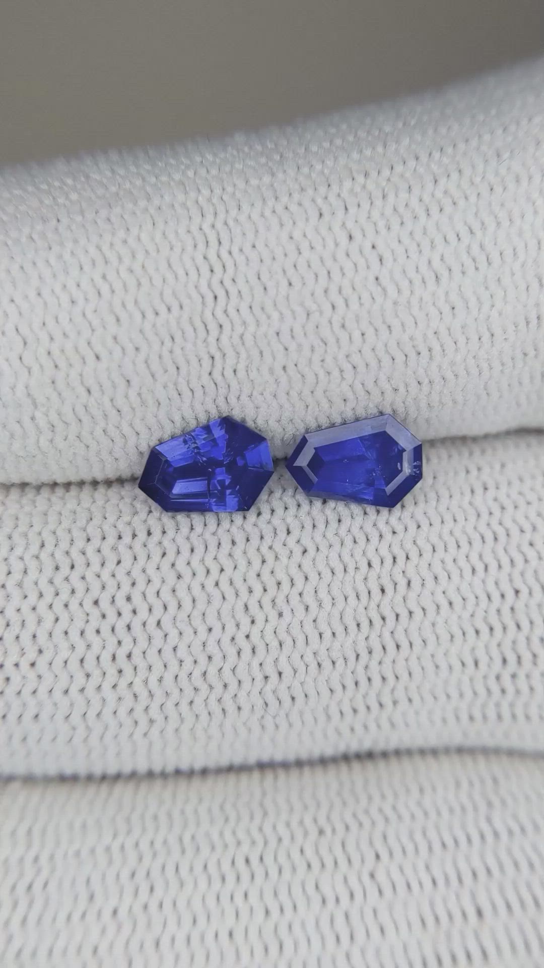 1.28&nbsp;Ct.Tw.Total Carat Weight Blue Sapphire Pair from Ceylon (Sri Lanka) Size Video