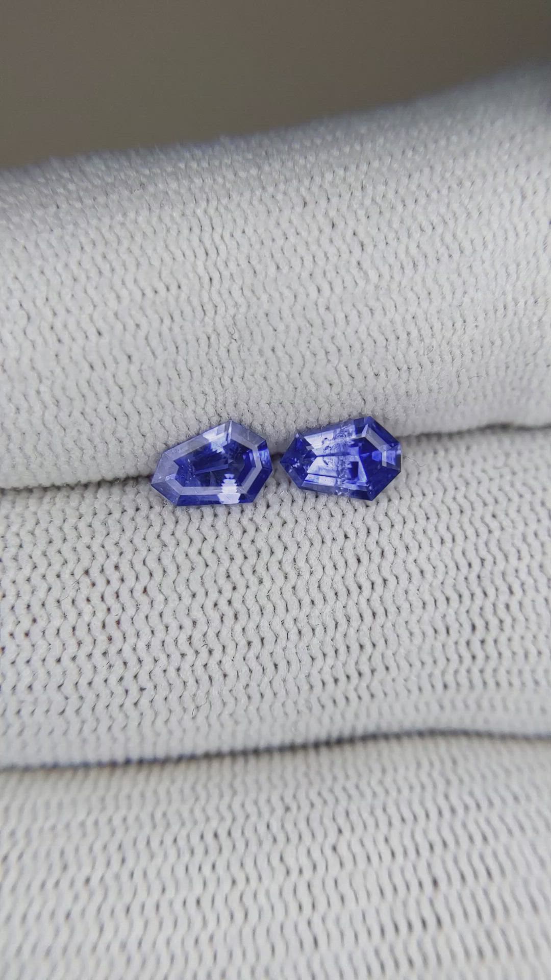 1.00&nbsp;Ct.Tw.Total Carat Weight Blue Sapphire Pair from Ceylon (Sri Lanka) Size Video