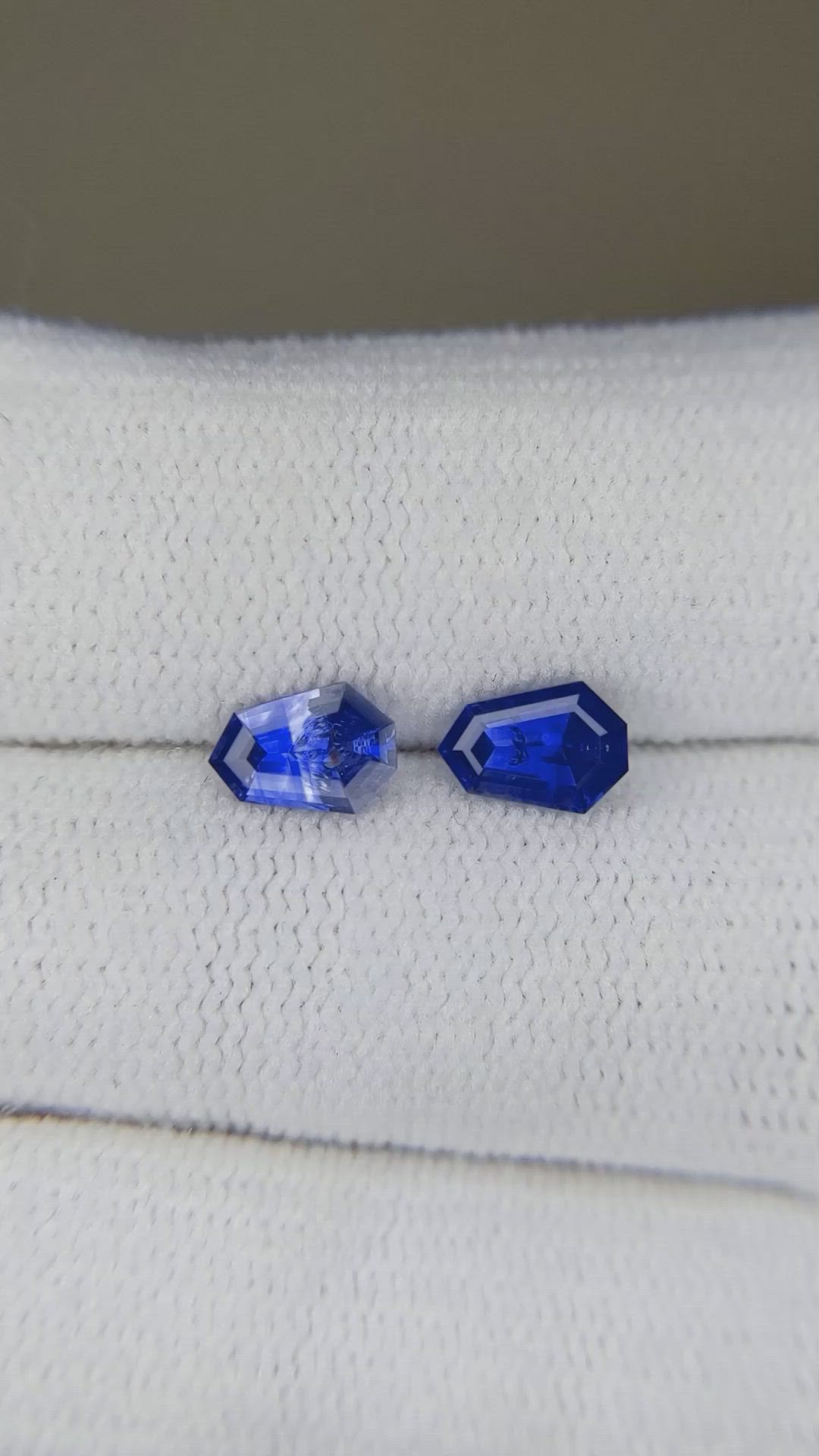 1.20&nbsp;Ct.Tw.Total Carat Weight Blue Sapphire Pair from Ceylon (Sri Lanka) Size Video
