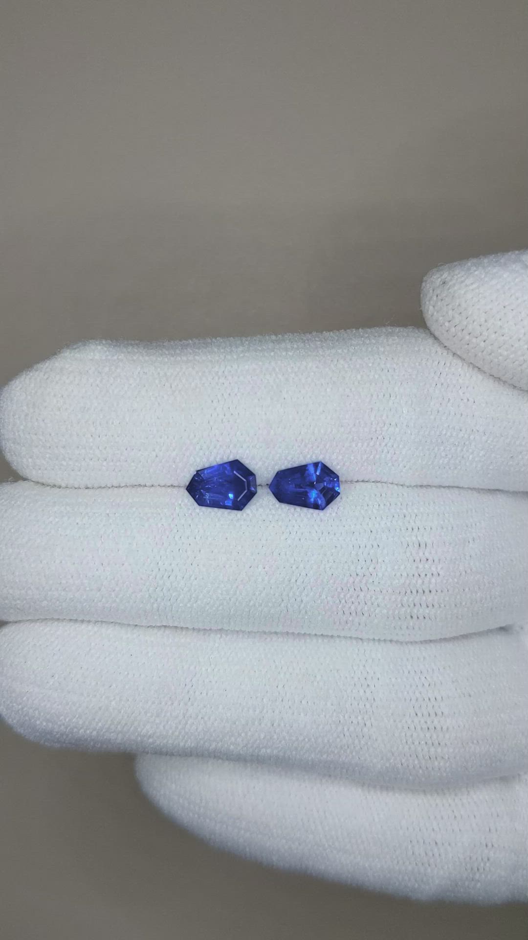 1.29&nbsp;Ct.Tw.Total Carat Weight Blue Sapphire Pair from Ceylon (Sri Lanka) Size Video