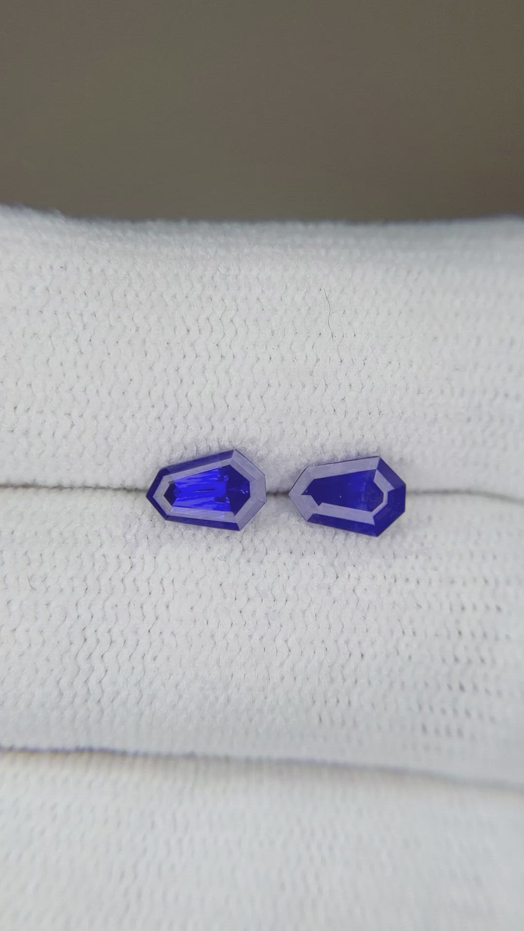 1.06&nbsp;Ct.Tw.Total Carat Weight Blue Sapphire Pair from Ceylon (Sri Lanka) Size Video