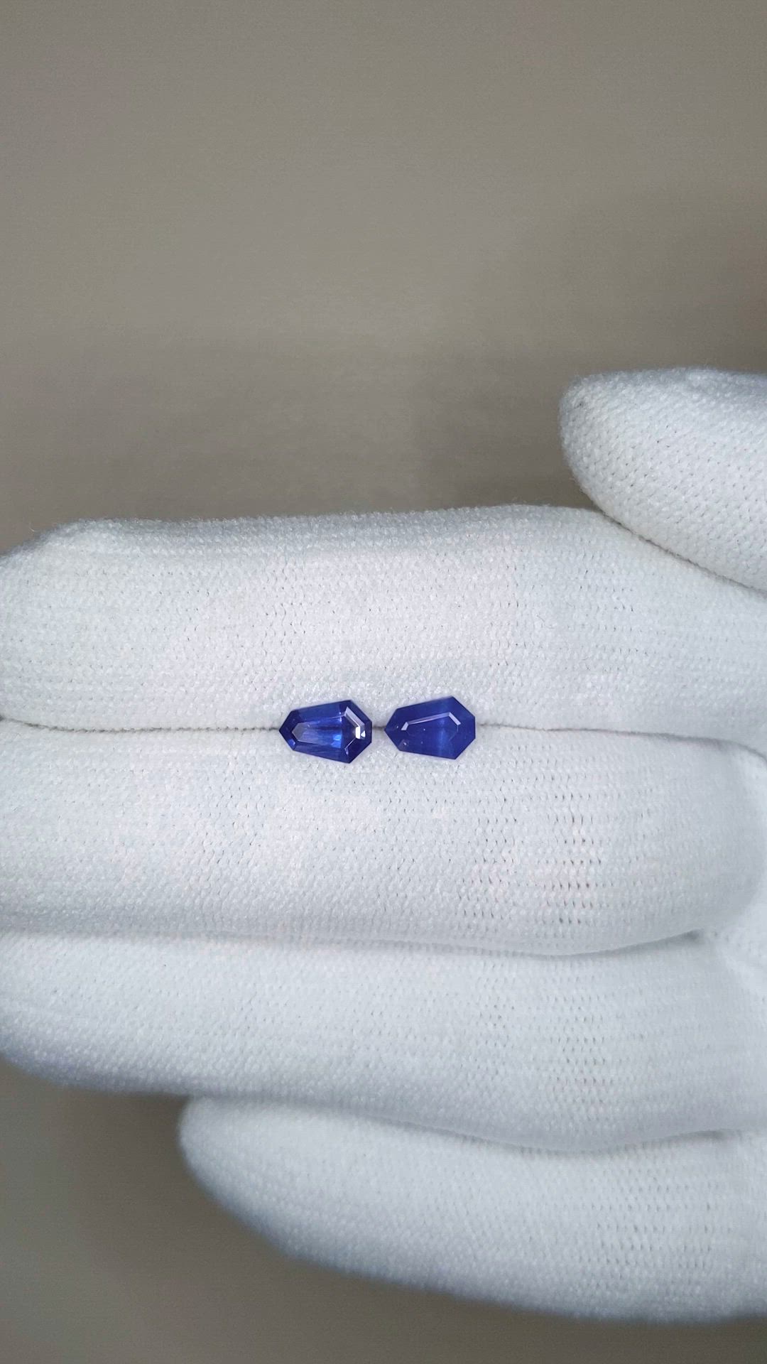 1.06&nbsp;Ct.Tw.Total Carat Weight Blue Sapphire Pair from Ceylon (Sri Lanka) Size Video