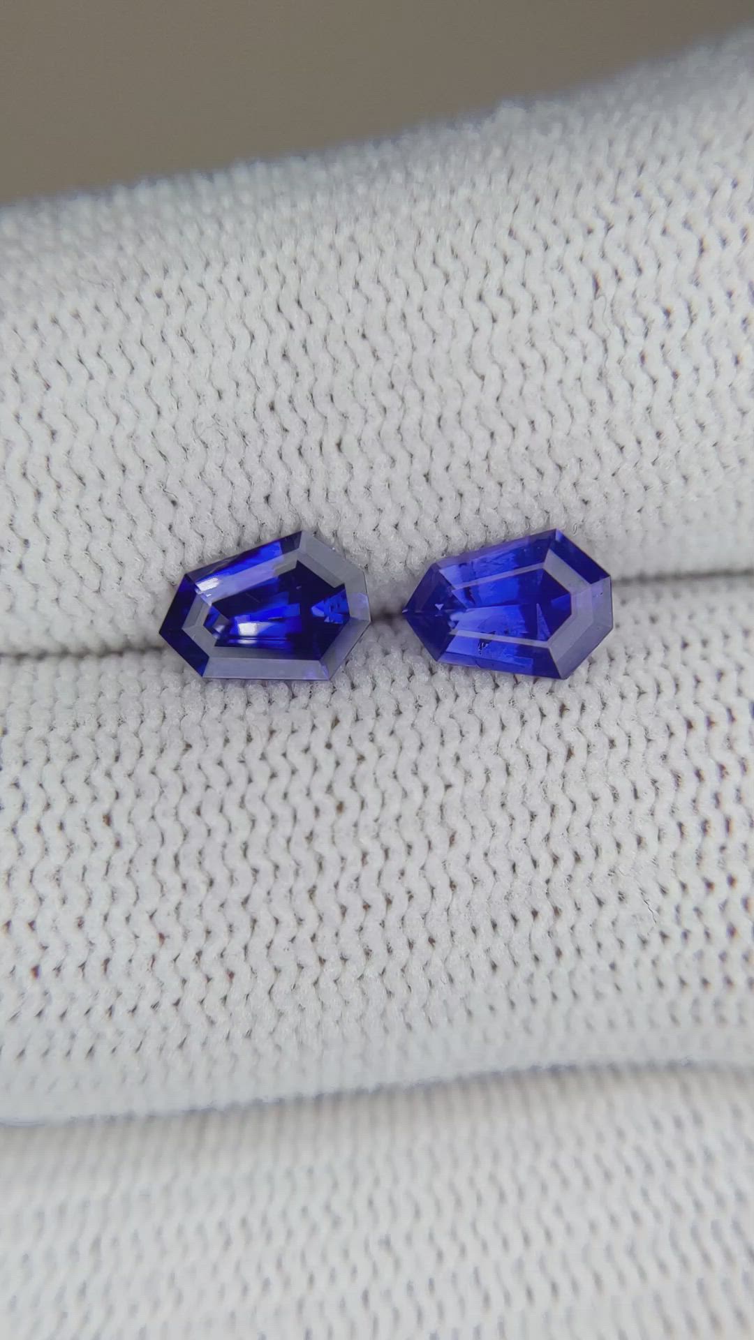 1.70&nbsp;Ct.Tw.Total Carat Weight Blue Sapphire Pair from Ceylon (Sri Lanka) Size Video