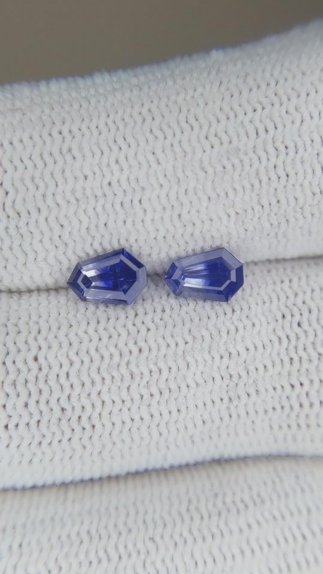 1.22&nbsp;Ct.Tw.Total Carat Weight Blue Sapphire Pair from Ceylon (Sri Lanka) Size Video