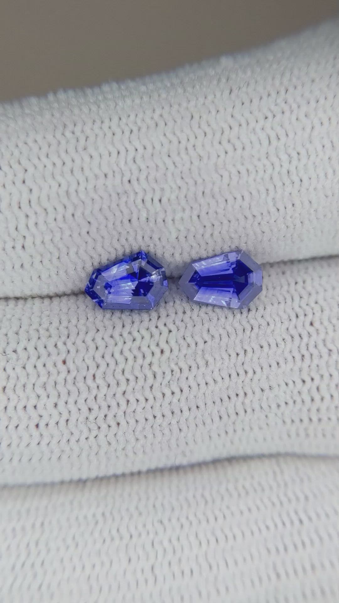 1.32&nbsp;Ct.Tw.Total Carat Weight Blue Sapphire Pair from Ceylon (Sri Lanka) Size Video