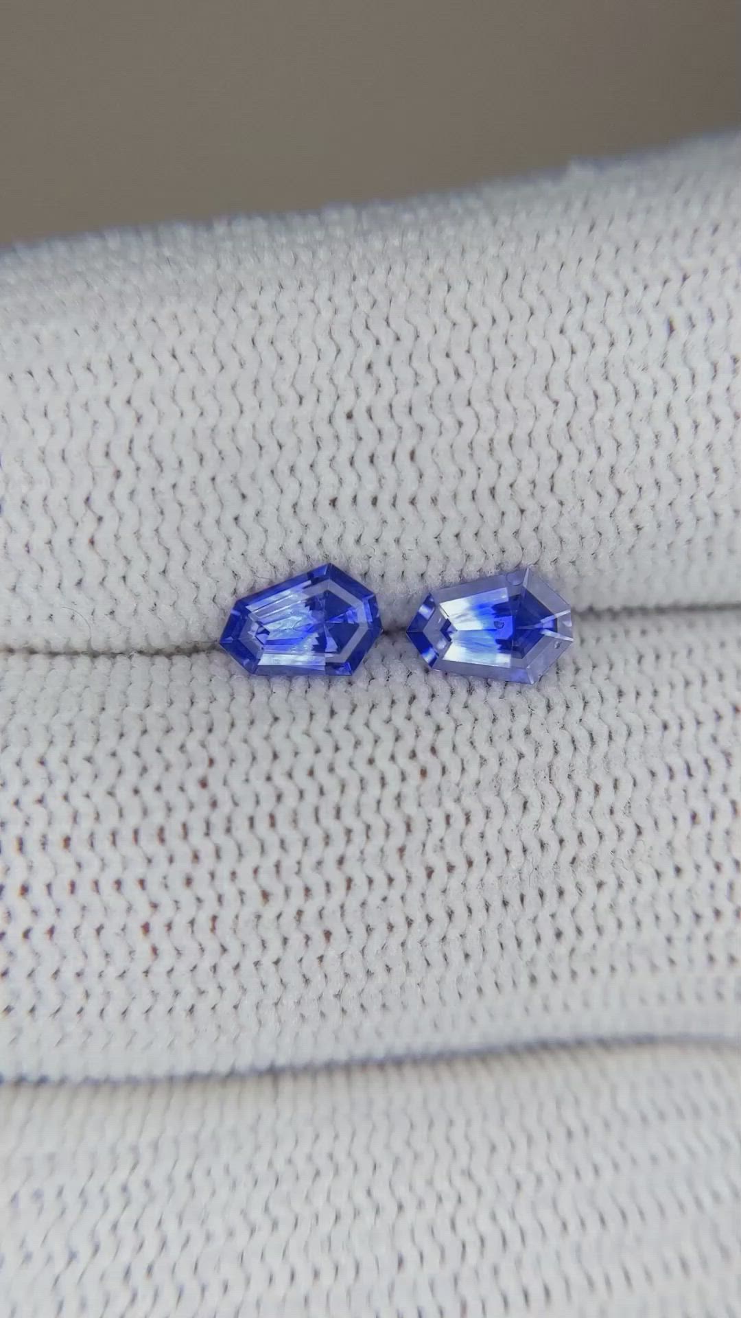 1.03&nbsp;Ct.Tw.Total Carat Weight Blue Sapphire Pair from Ceylon (Sri Lanka) Size Video