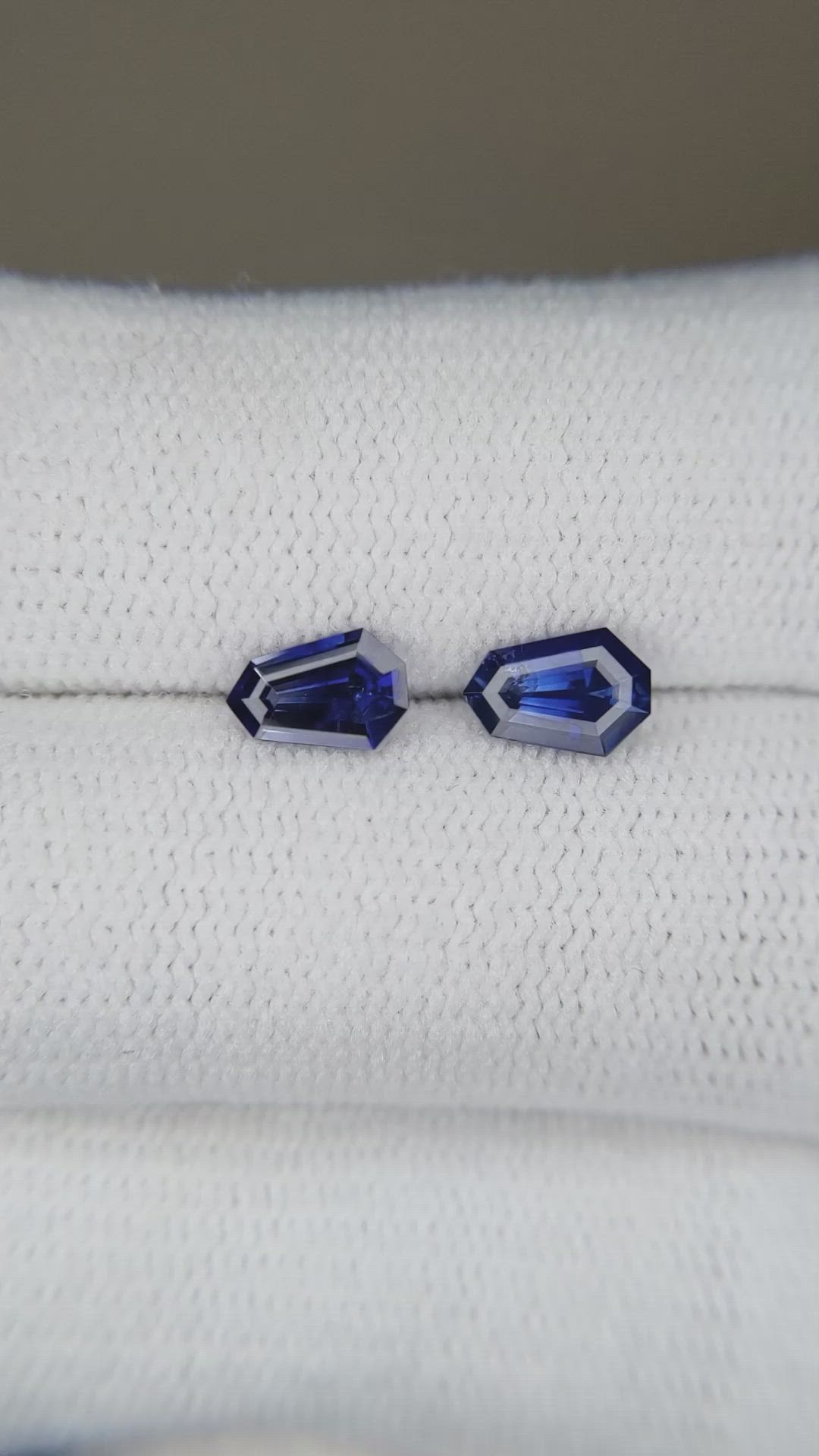 1.07&nbsp;Ct.Tw.Total Carat Weight Blue Sapphire Pair from Ceylon (Sri Lanka) Size Video