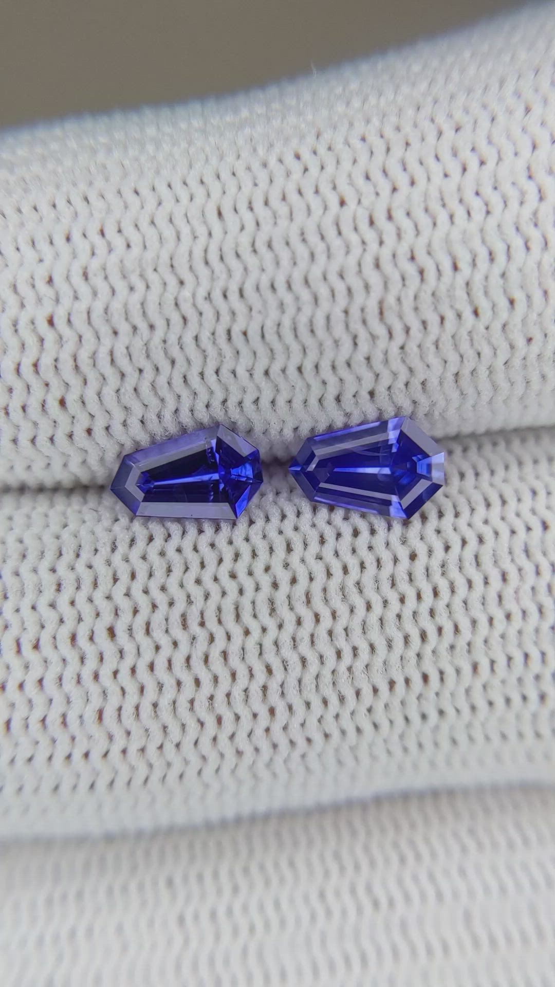 1.13&nbsp;Ct.Tw.Total Carat Weight Blue Sapphire Pair from Ceylon (Sri Lanka) Size Video