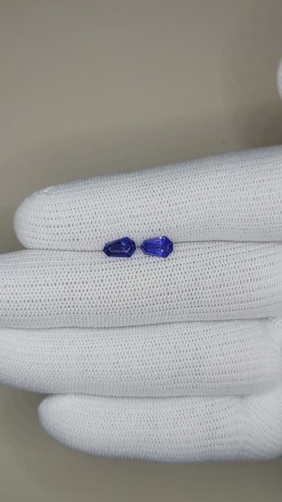 1.13&nbsp;Ct.Tw.Total Carat Weight Blue Sapphire Pair from Ceylon (Sri Lanka) Size Video
