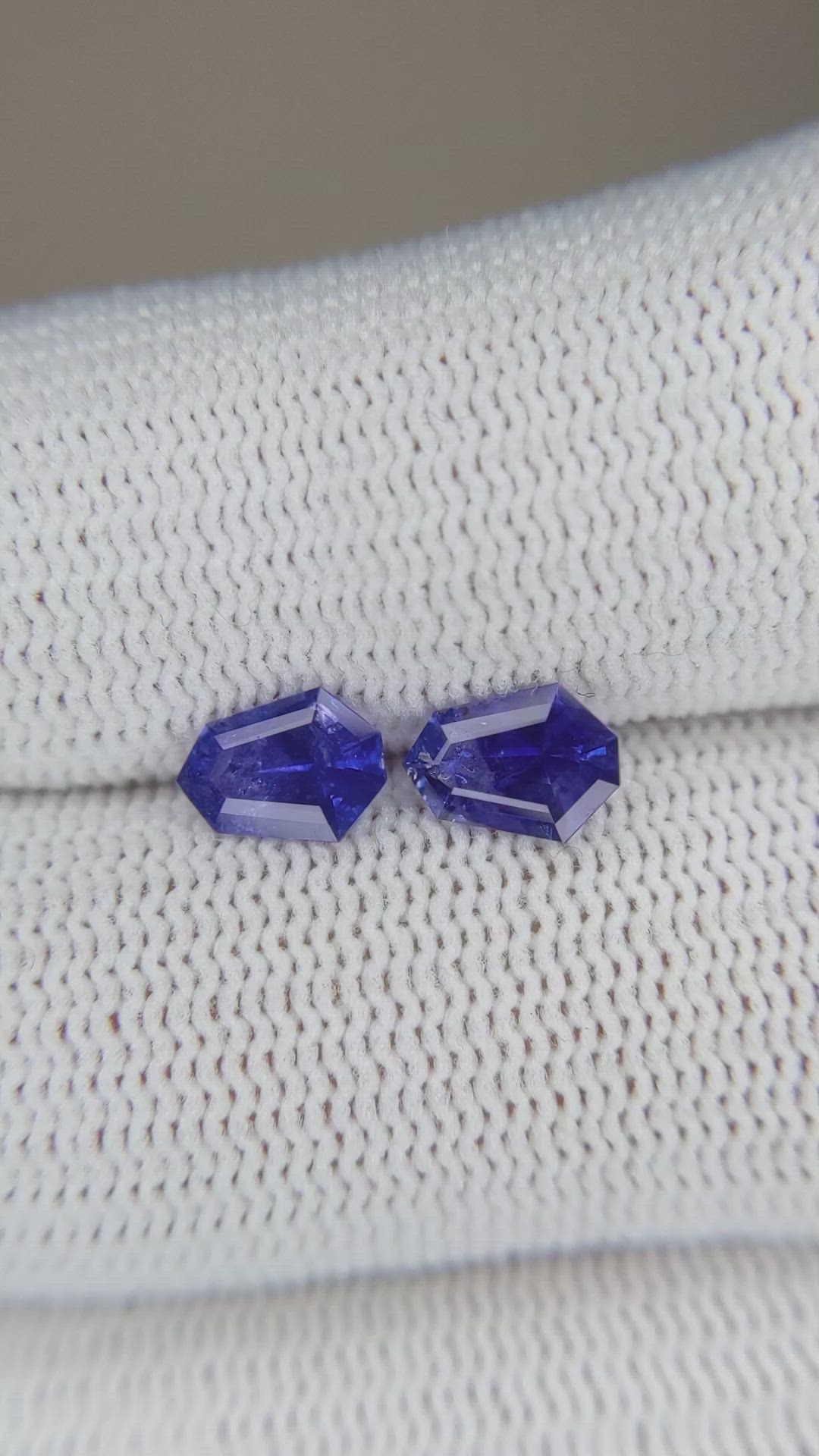 1.45&nbsp;Ct.Tw.Total Carat Weight Blue Sapphire Pair from Ceylon (Sri Lanka) Size Video
