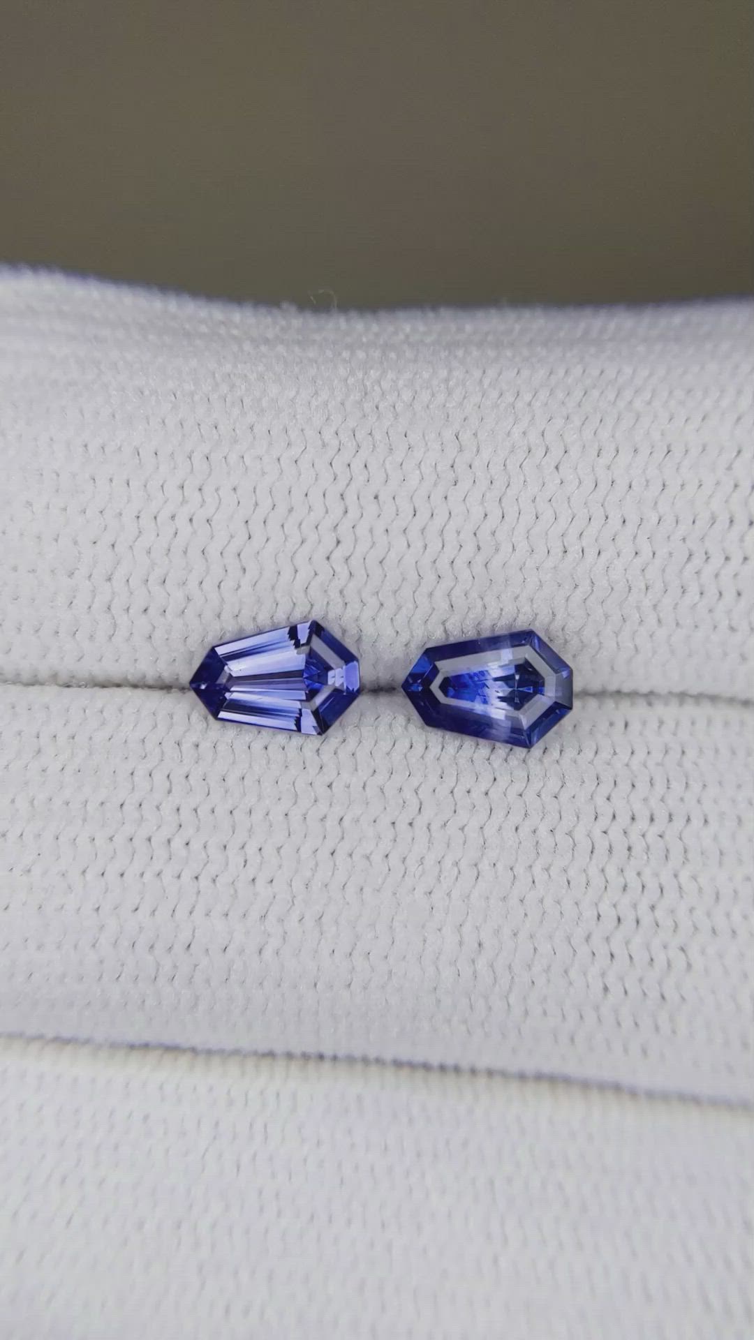 1.15&nbsp;Ct.Tw.Total Carat Weight Blue Sapphire Pair from Ceylon (Sri Lanka) Size Video