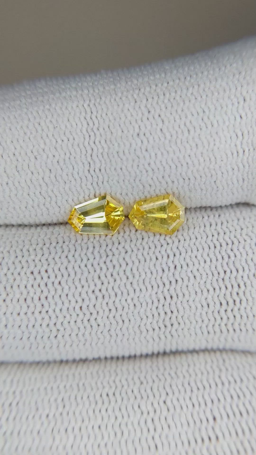 1.08&nbsp;Ct.Tw.Total Carat Weight Yellow Sapphire Pair from Ceylon (Sri Lanka) Size Video