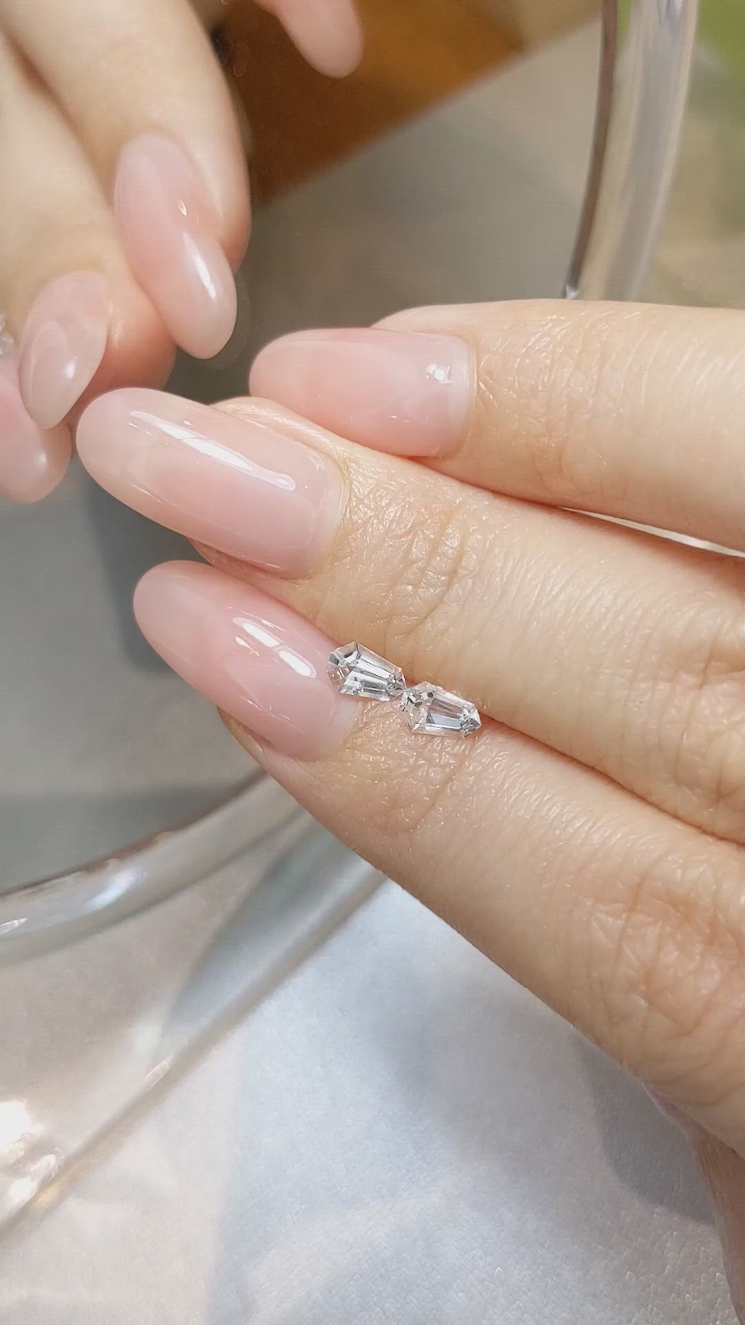 0.89&nbsp;Ct.Tw.Total Carat Weight White Sapphire Pair from Ceylon (Sri Lanka) Size Video