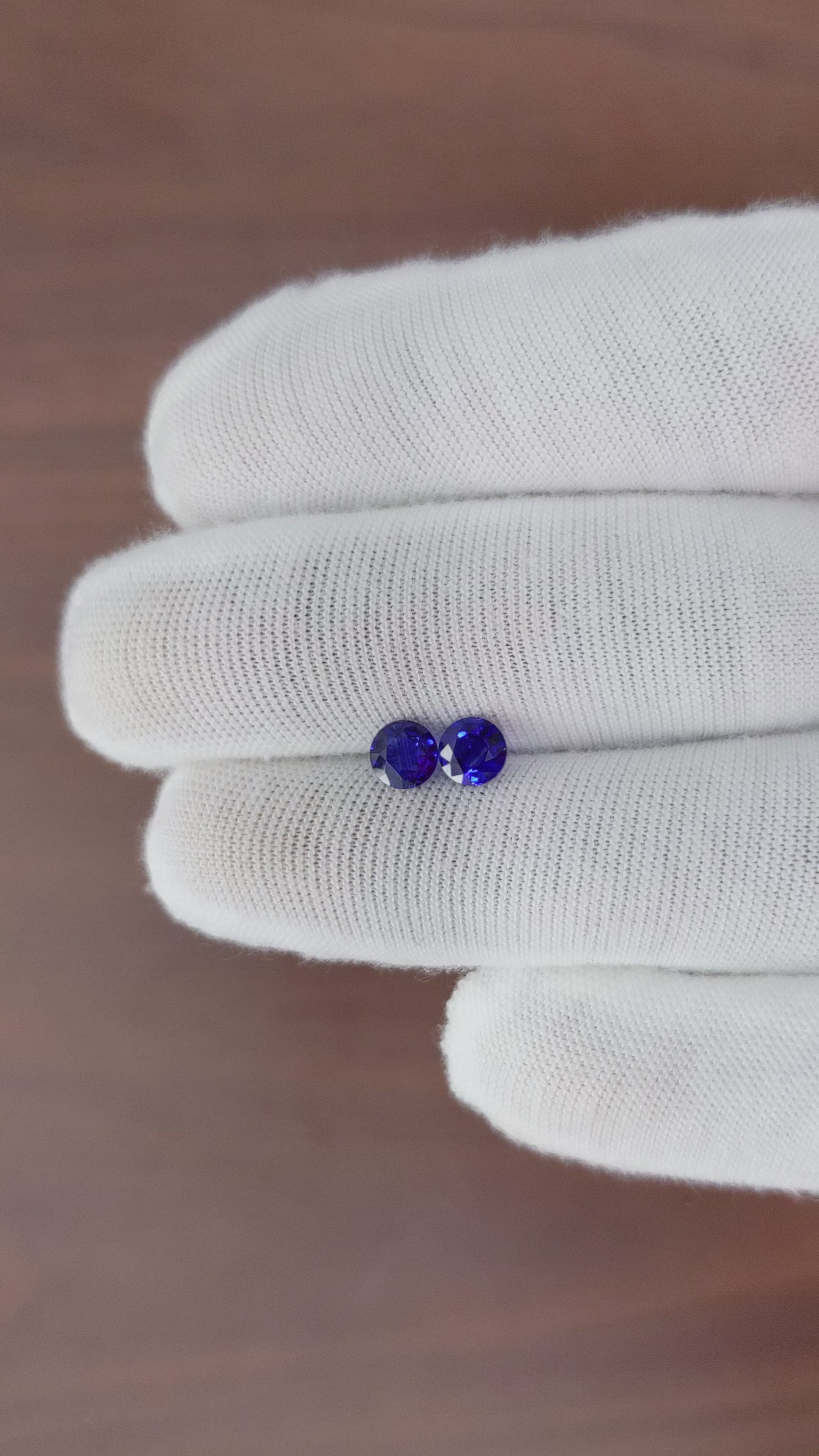 1.09&nbsp;Ct.Tw.Total Carat Weight Blue Sapphire Pair from Ceylon (Sri Lanka) Size Video