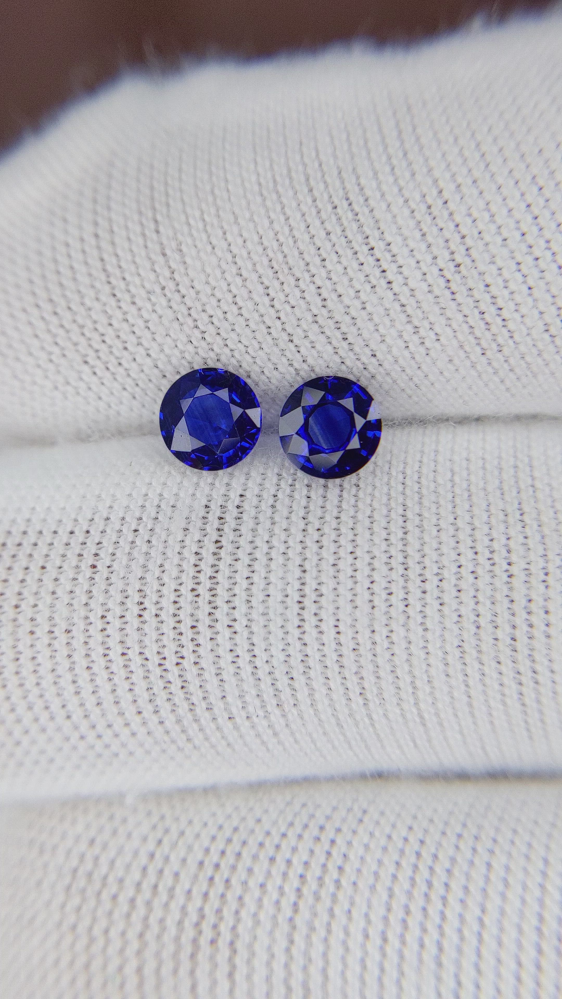 1.09&nbsp;Ct.Tw.Total Carat Weight Blue Sapphire Pair from Ceylon (Sri Lanka) Size Video