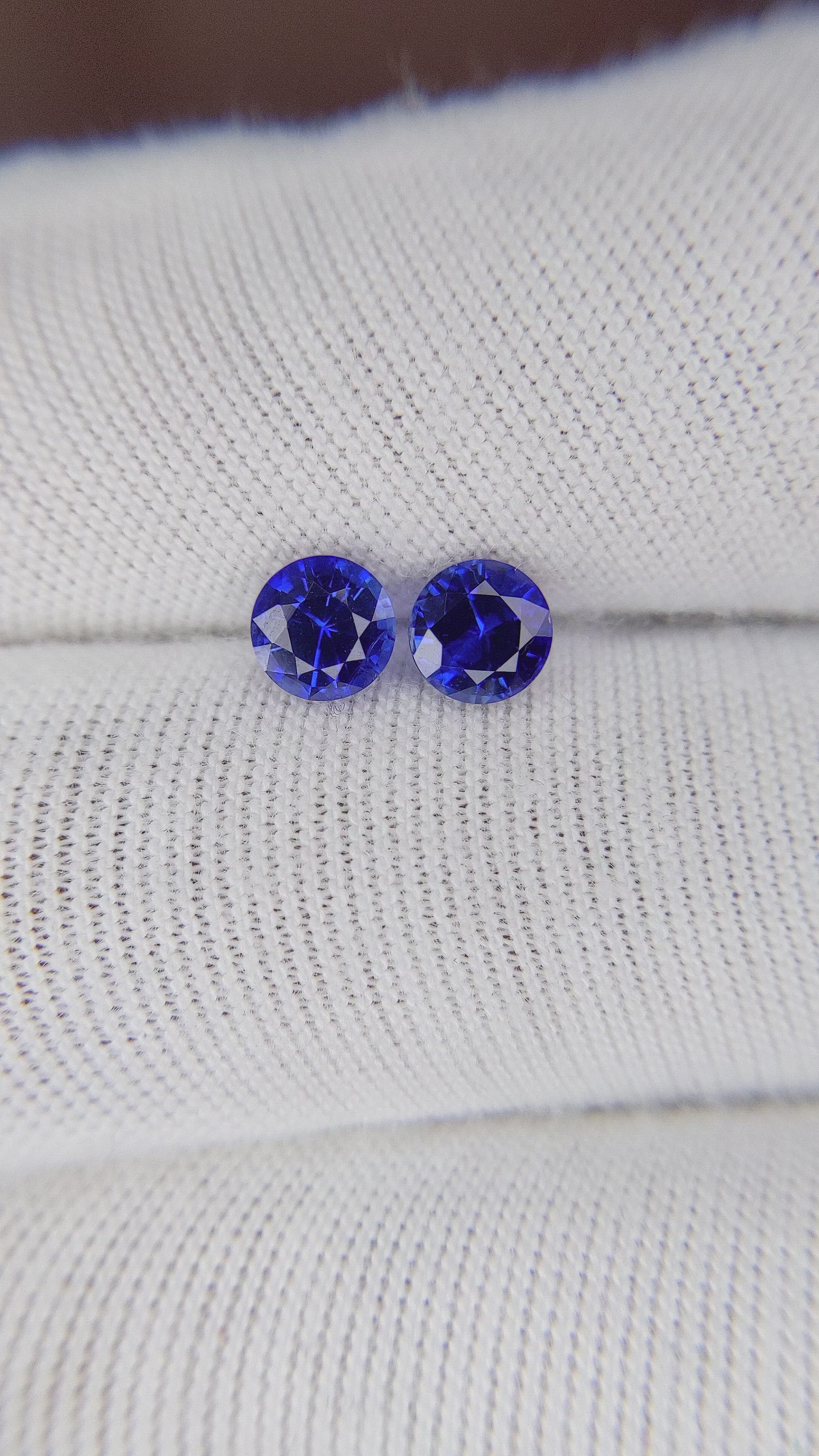 1.25&nbsp;Ct.Tw.Total Carat Weight Blue Sapphire Pair from Ceylon (Sri Lanka) Size Video