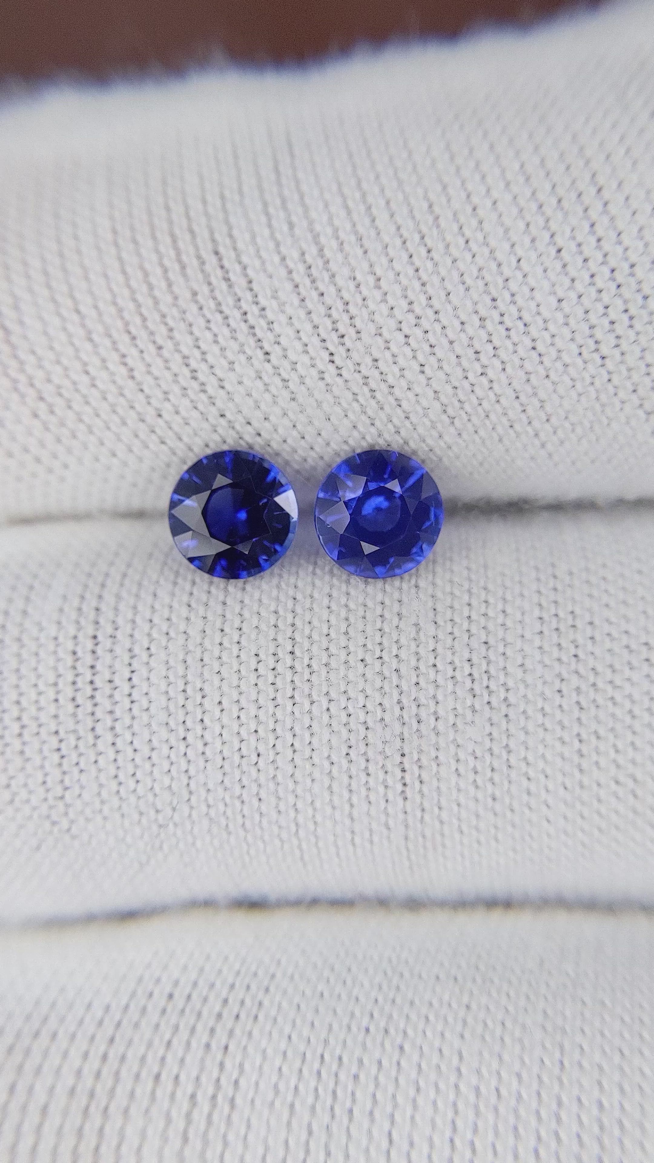 1.42&nbsp;Ct.Tw.Total Carat Weight Blue Sapphire Pair from Ceylon (Sri Lanka) Size Video