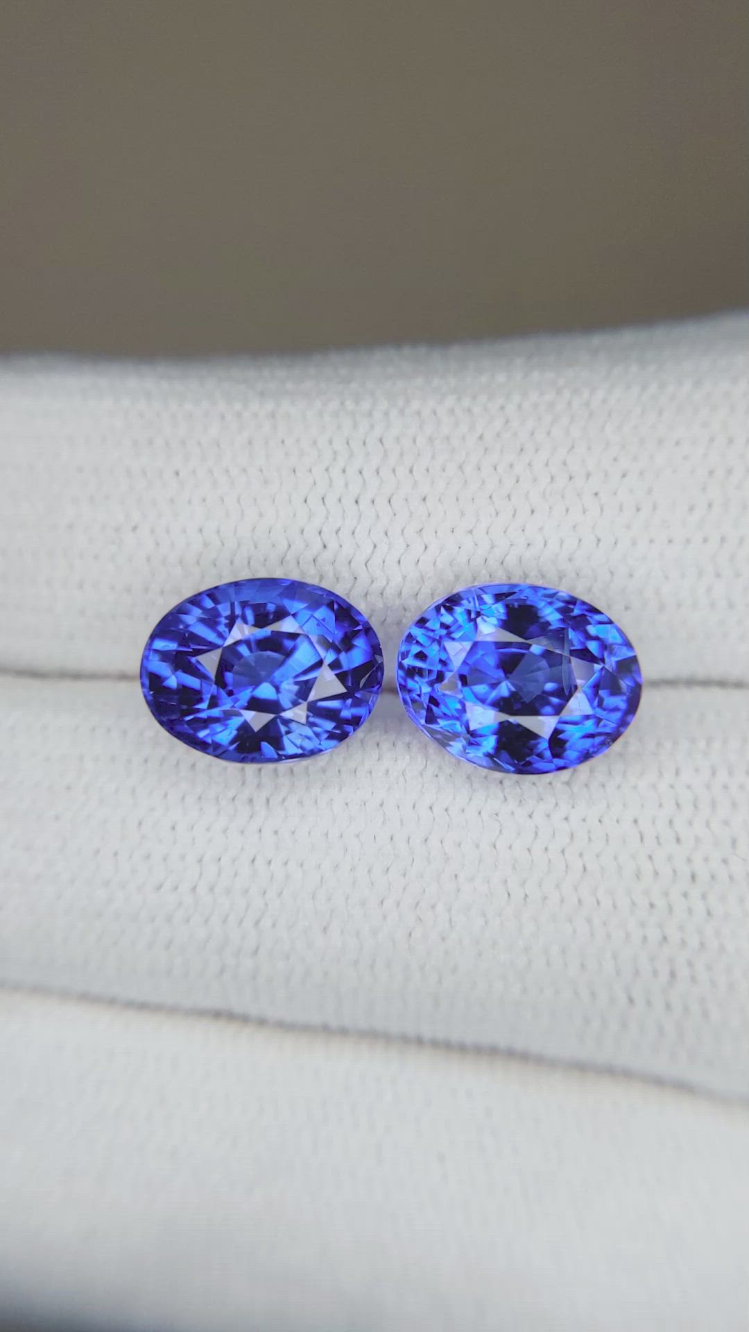 7.06&nbsp;Ct.Tw.Total Carat Weight Blue Sapphire Pair from Ceylon (Sri Lanka) Size Video