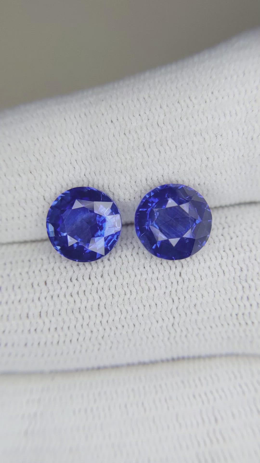 6.07&nbsp;Ct.Tw.Total Carat Weight Blue Sapphire Pair from Ceylon (Sri Lanka) Size Video