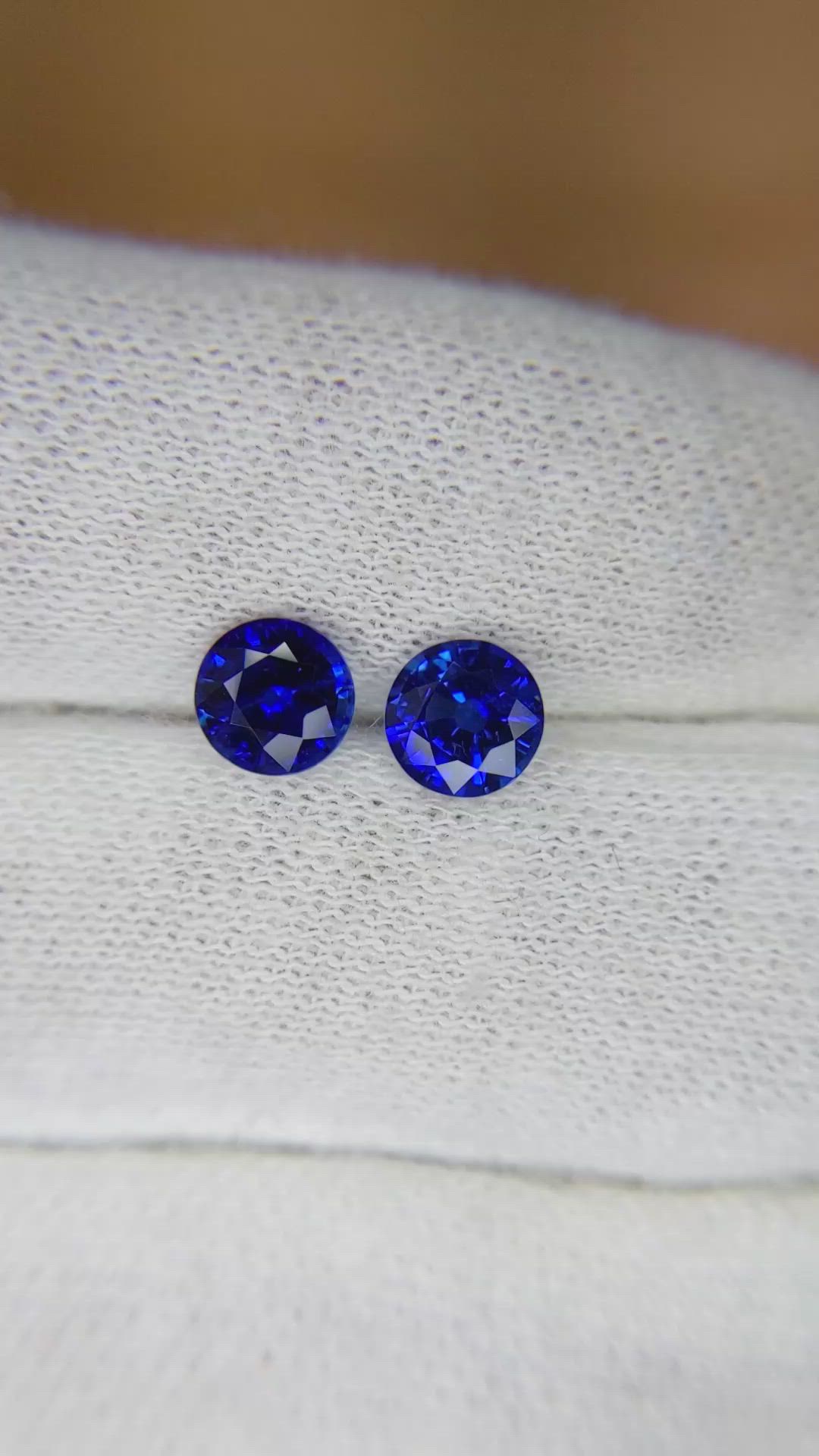 1.72&nbsp;Ct.Tw.Total Carat Weight Blue Sapphire Pair from Ceylon (Sri Lanka) Size Video