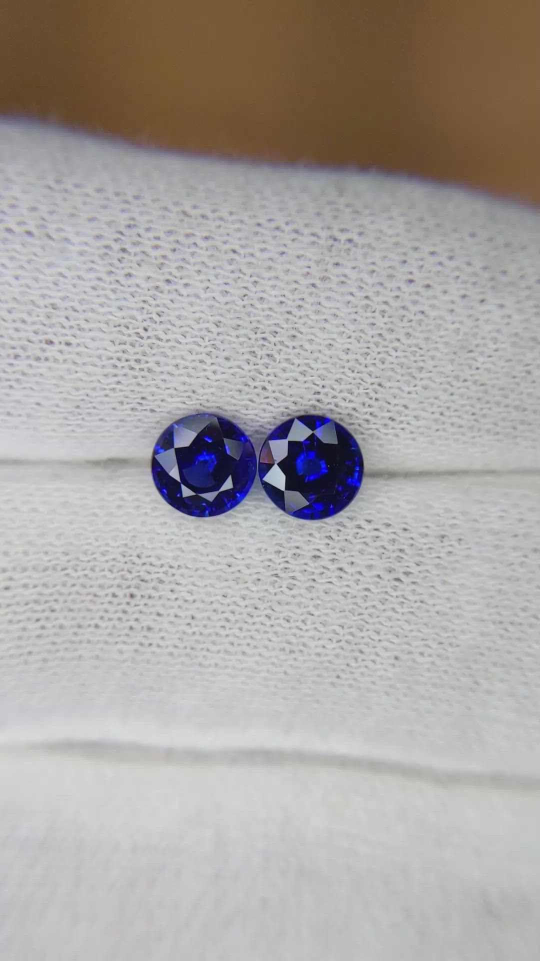 1.87&nbsp;Ct.Tw.Total Carat Weight Blue Sapphire Pair from Ceylon (Sri Lanka) Size Video