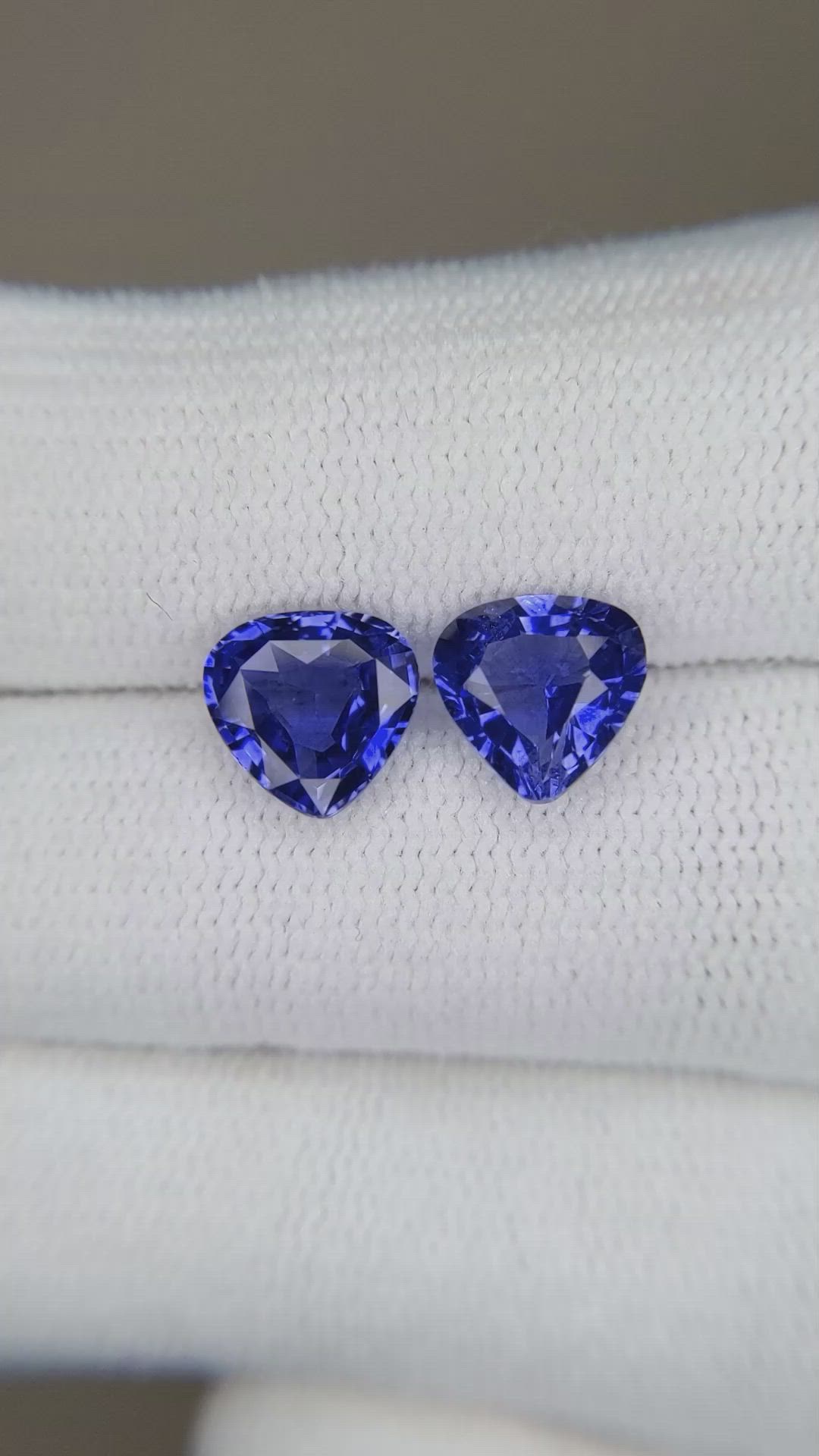 3.20&nbsp;Ct.Tw.Total Carat Weight Blue Sapphire Pair from Madagascar Size Video