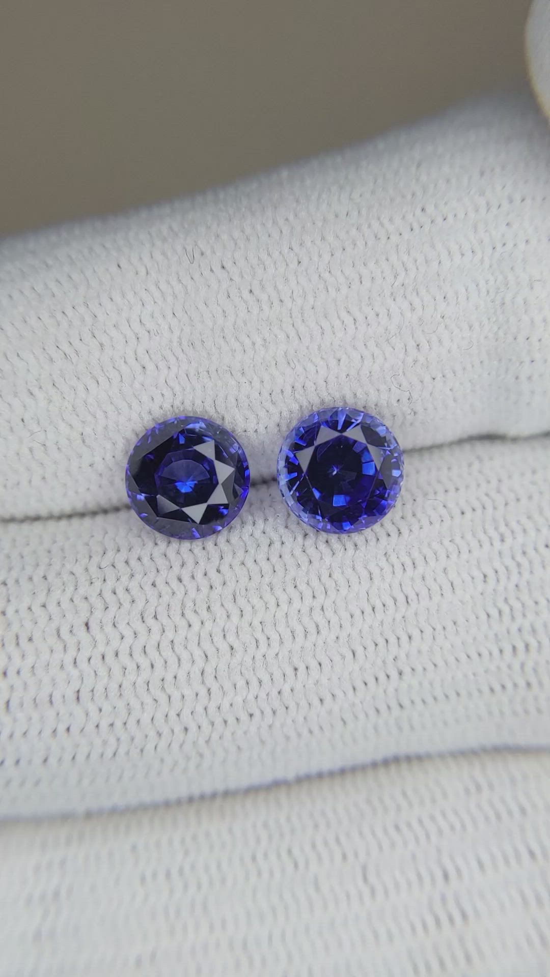 3.21&nbsp;Ct.Tw.Total Carat Weight Blue Sapphire Pair from Madagascar Size Video