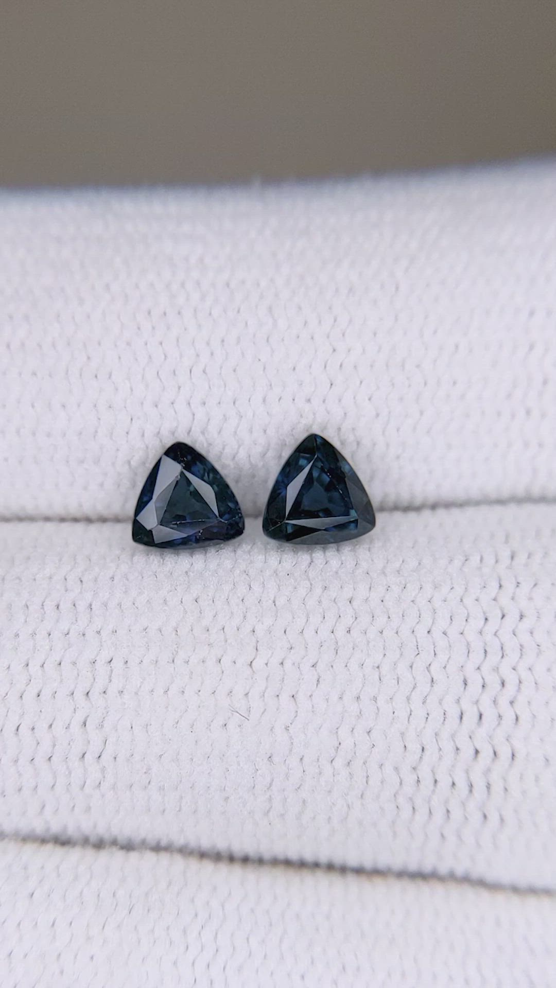 1.08&nbsp;Ct.Tw.Total Carat Weight Blue Sapphire Pair from Ceylon (Sri Lanka) Size Video