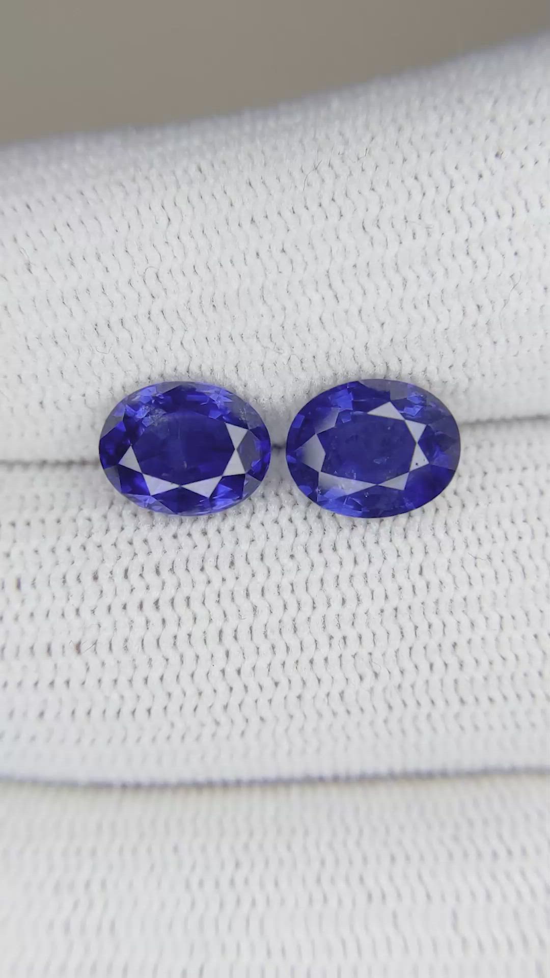 4.17&nbsp;Ct.Tw.Total Carat Weight Blue Sapphire Pair from Ceylon (Sri Lanka) Size Video