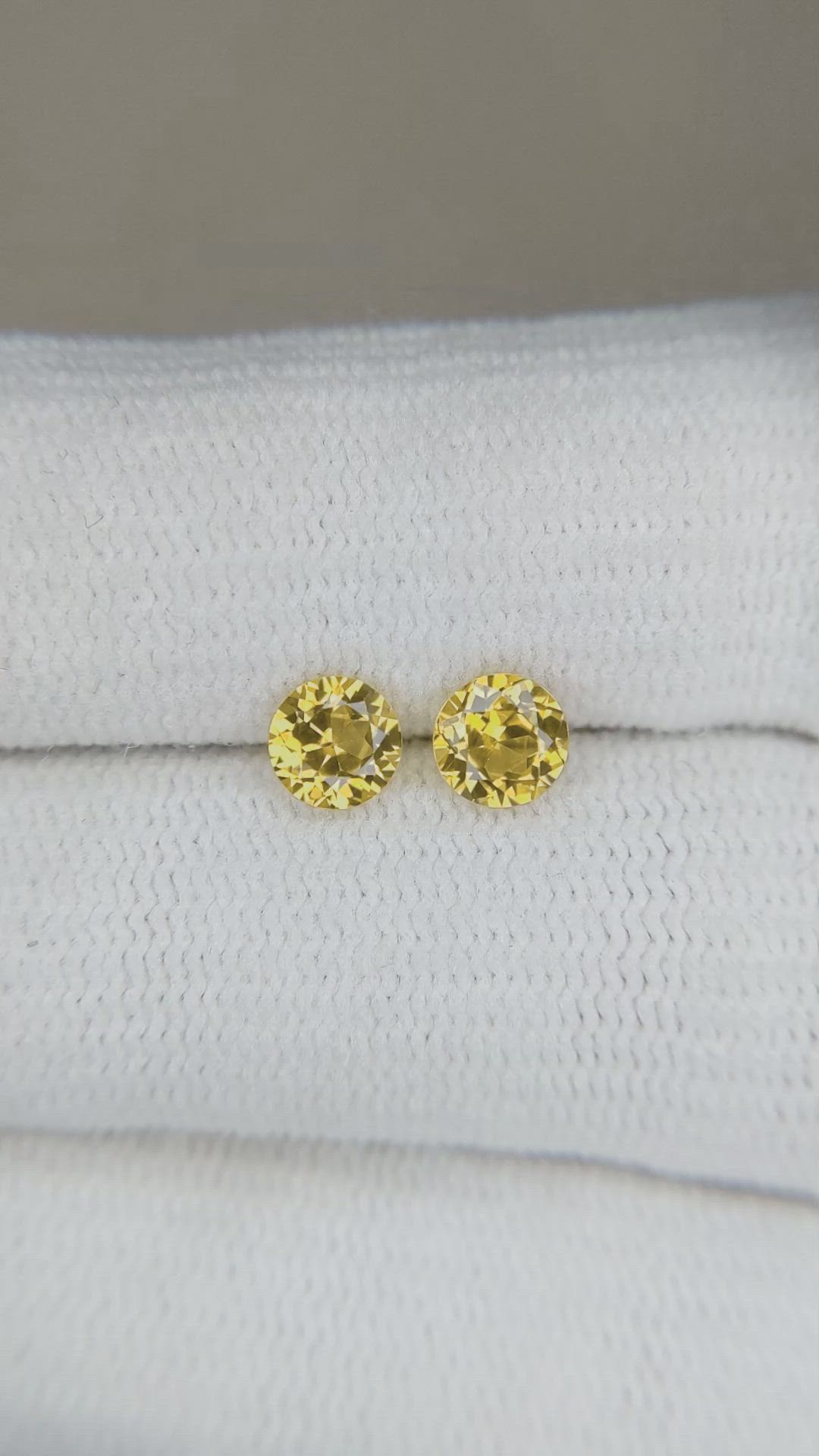 1.05&nbsp;Ct.Tw.Total Carat Weight Yellow Sapphire Pair from Ceylon (Sri Lanka) Size Video
