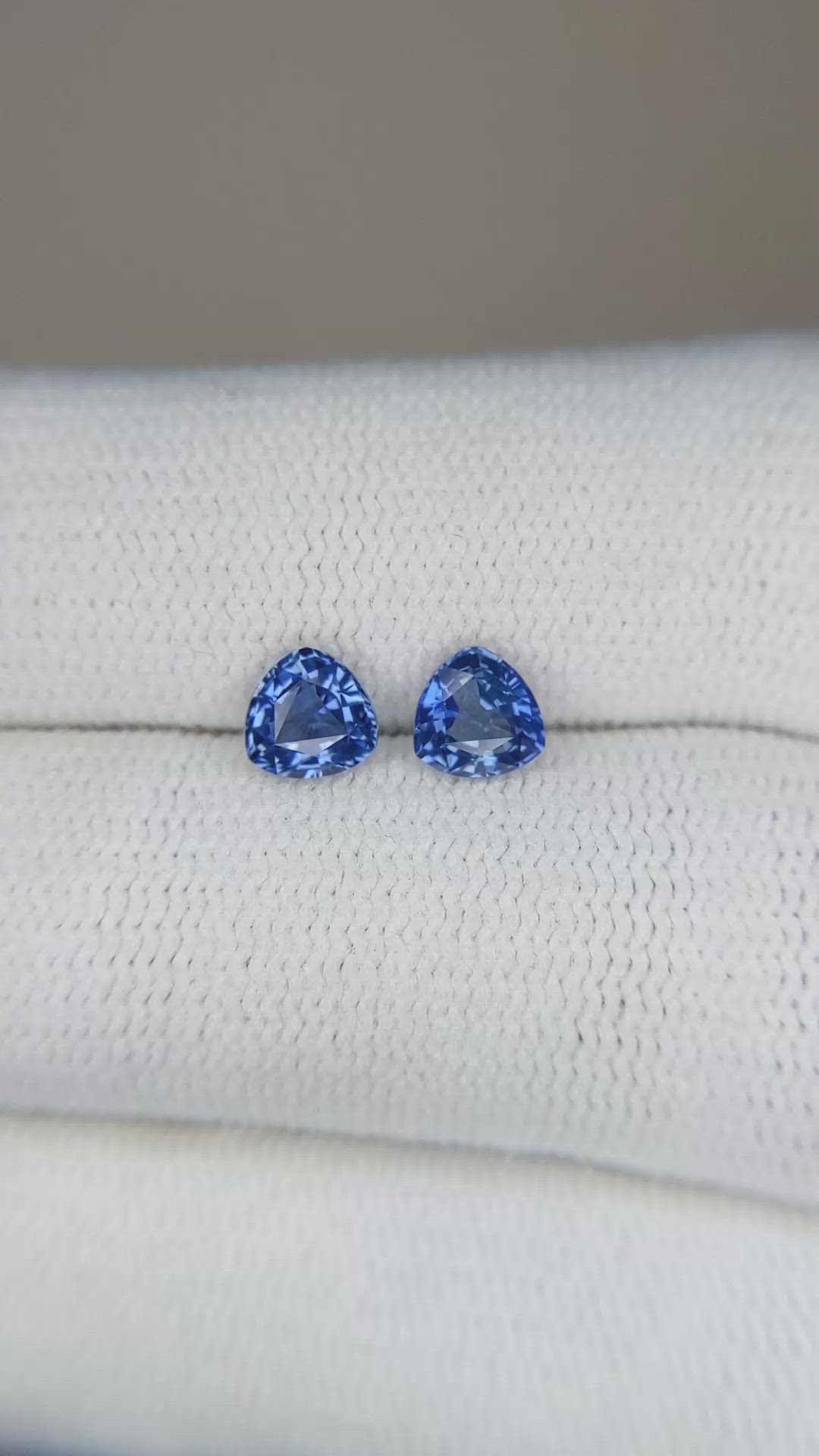 1.06&nbsp;Ct.Tw.Total Carat Weight Blue Sapphire Pair from Ceylon (Sri Lanka) Size Video