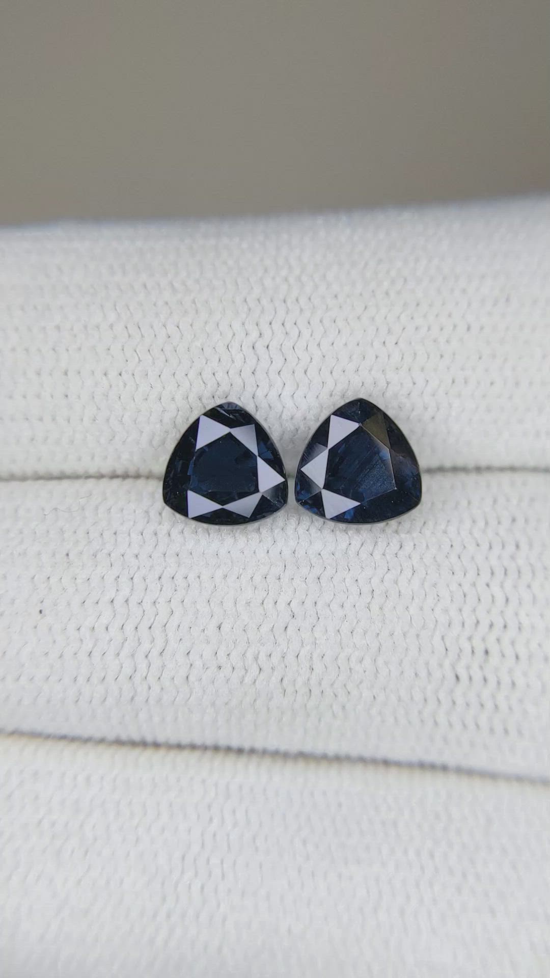 2.65&nbsp;Ct.Tw.Total Carat Weight Blue Sapphire Pair from Ceylon (Sri Lanka) Size Video