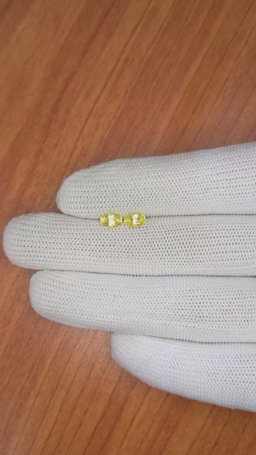 1.07&nbsp;Ct.Tw.Total Carat Weight Yellow Sapphire Pair from Ceylon (Sri Lanka) Size Video