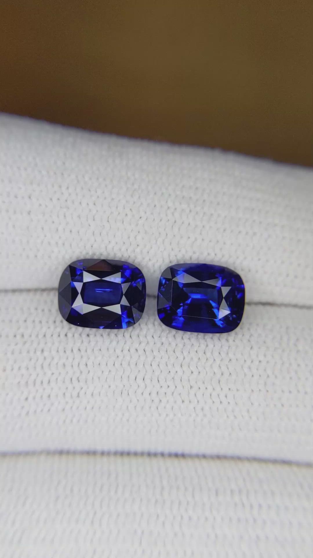 5.30&nbsp;Ct.Tw.Total Carat Weight Blue Sapphire Pair from Ceylon (Sri Lanka) Size Video