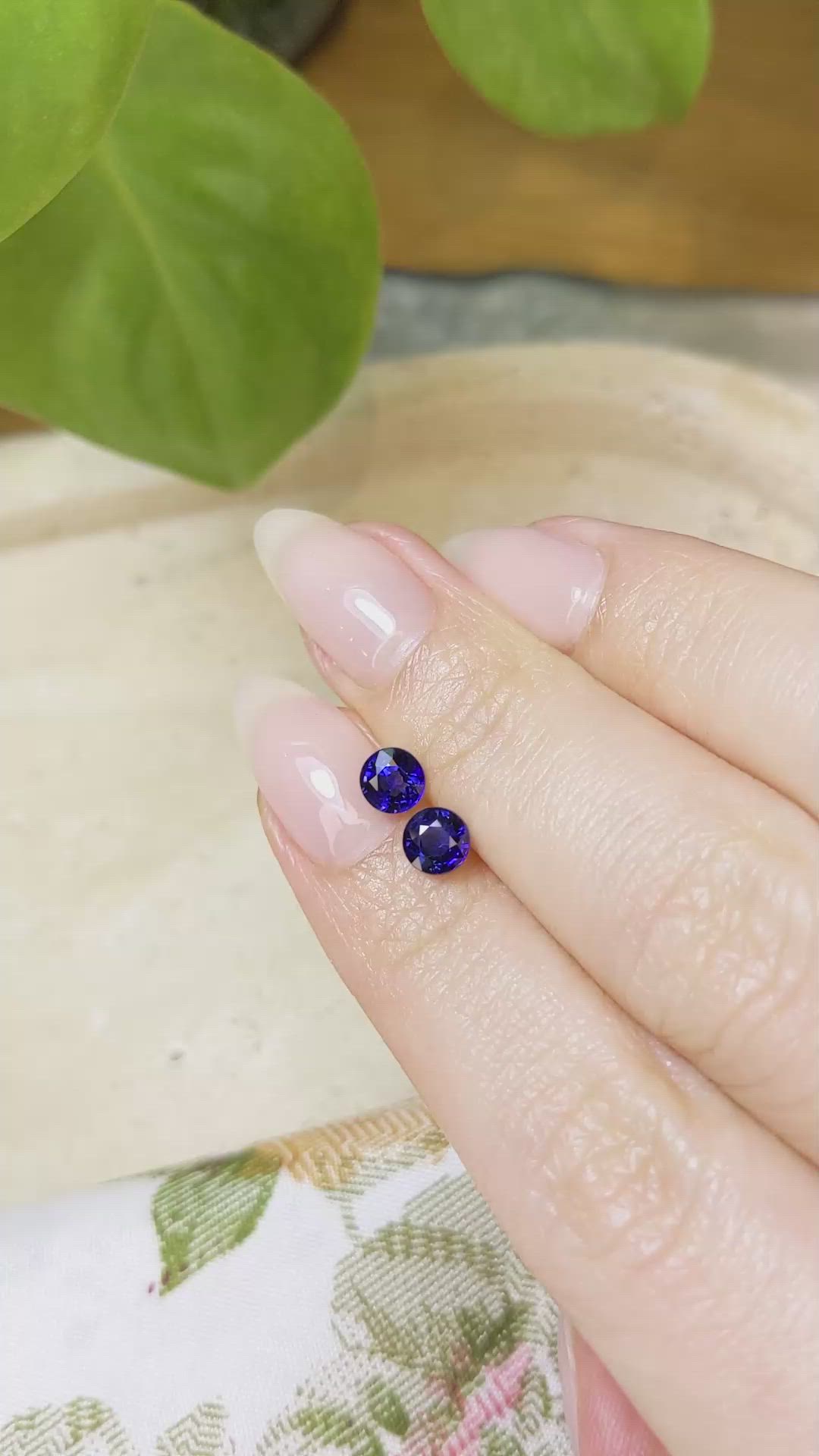 1.37&nbsp;Ct.Tw.Total Carat Weight Blue Sapphire Pair from Ceylon (Sri Lanka) Size Video