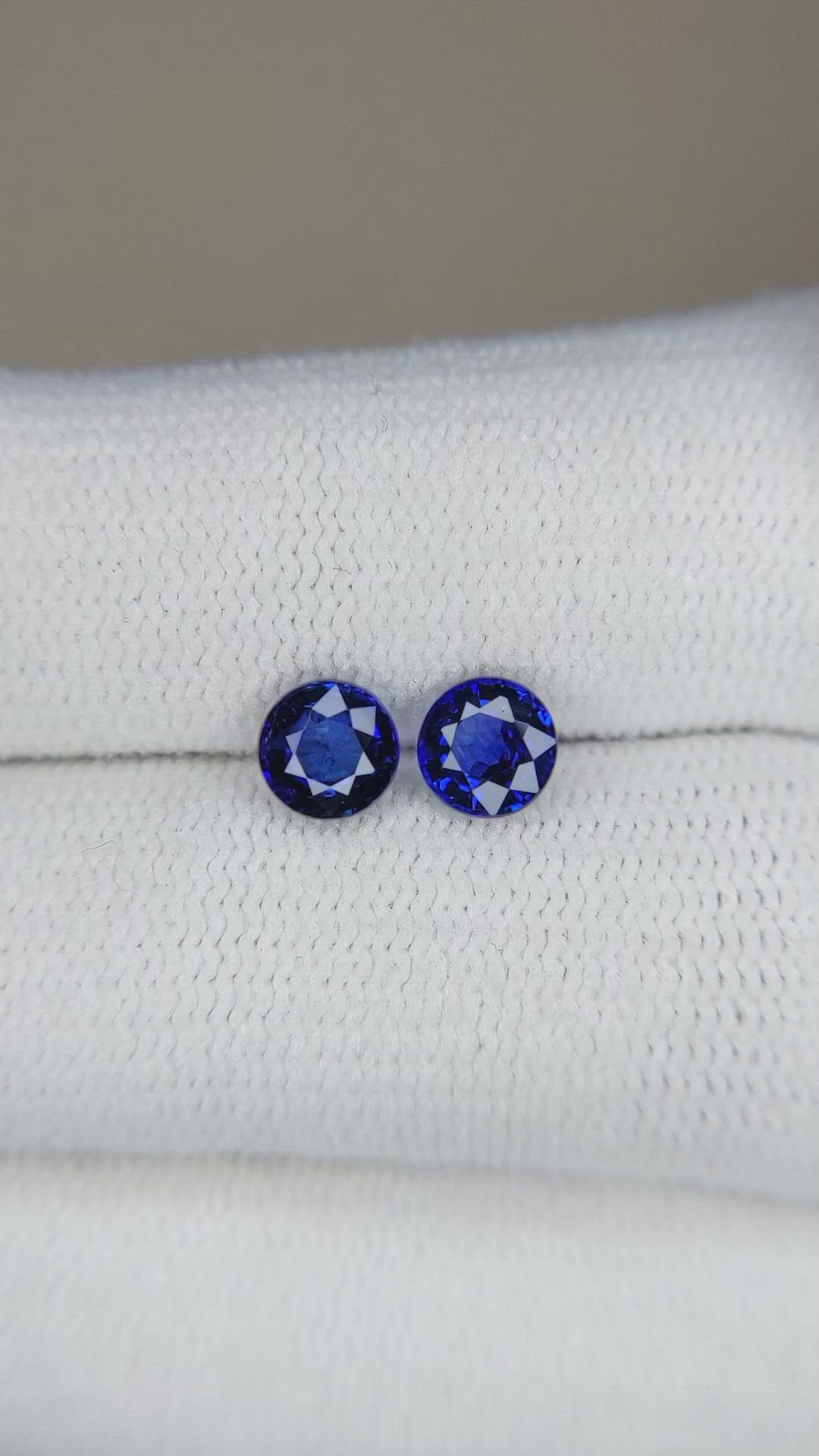 1.37&nbsp;Ct.Tw.Total Carat Weight Blue Sapphire Pair from Ceylon (Sri Lanka) Size Video