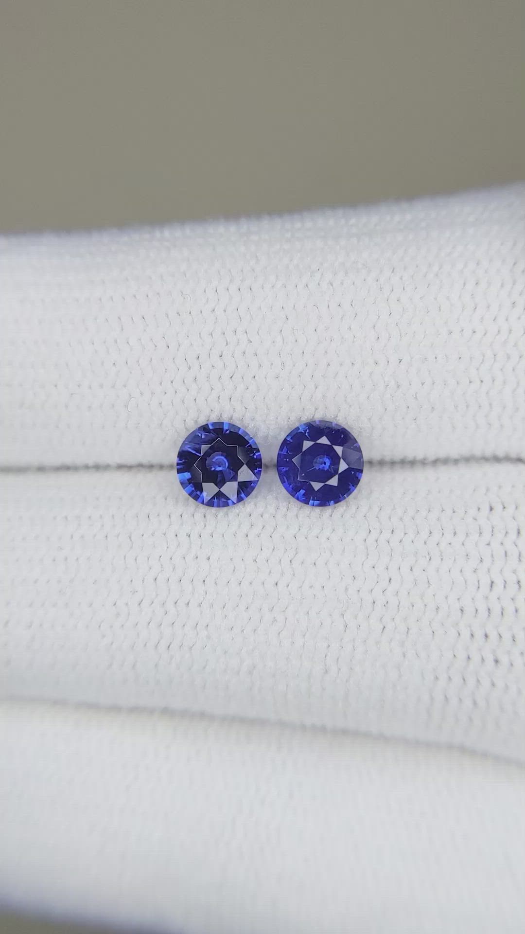 1.03&nbsp;Ct.Tw.Total Carat Weight Blue Sapphire Pair from Ceylon (Sri Lanka) Size Video