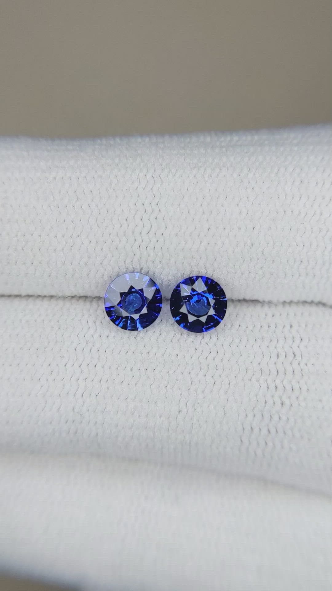 1.15&nbsp;Ct.Tw.Total Carat Weight Blue Sapphire Pair from Ceylon (Sri Lanka) Size Video