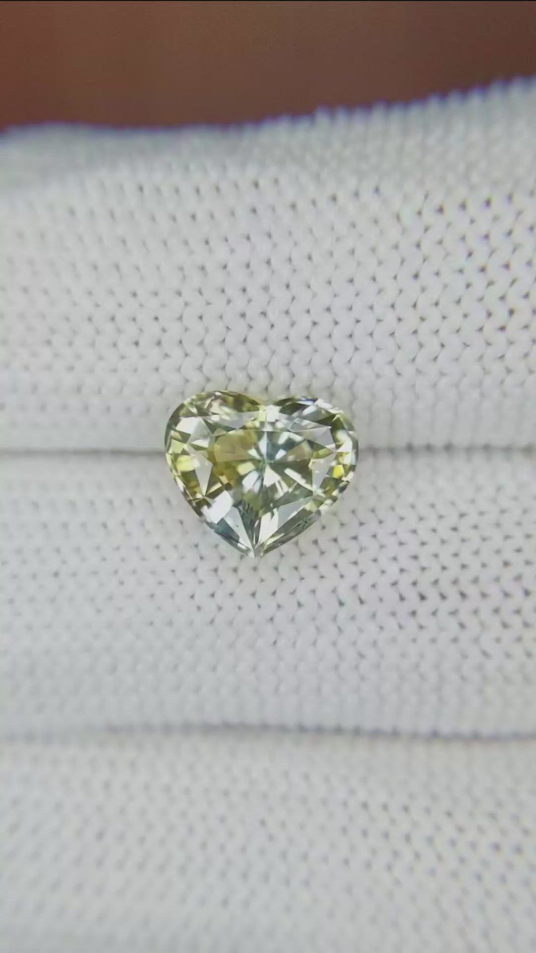 3.14 Ct. Bi Color Sapphire from Ceylon (Sri Lanka) Size Video