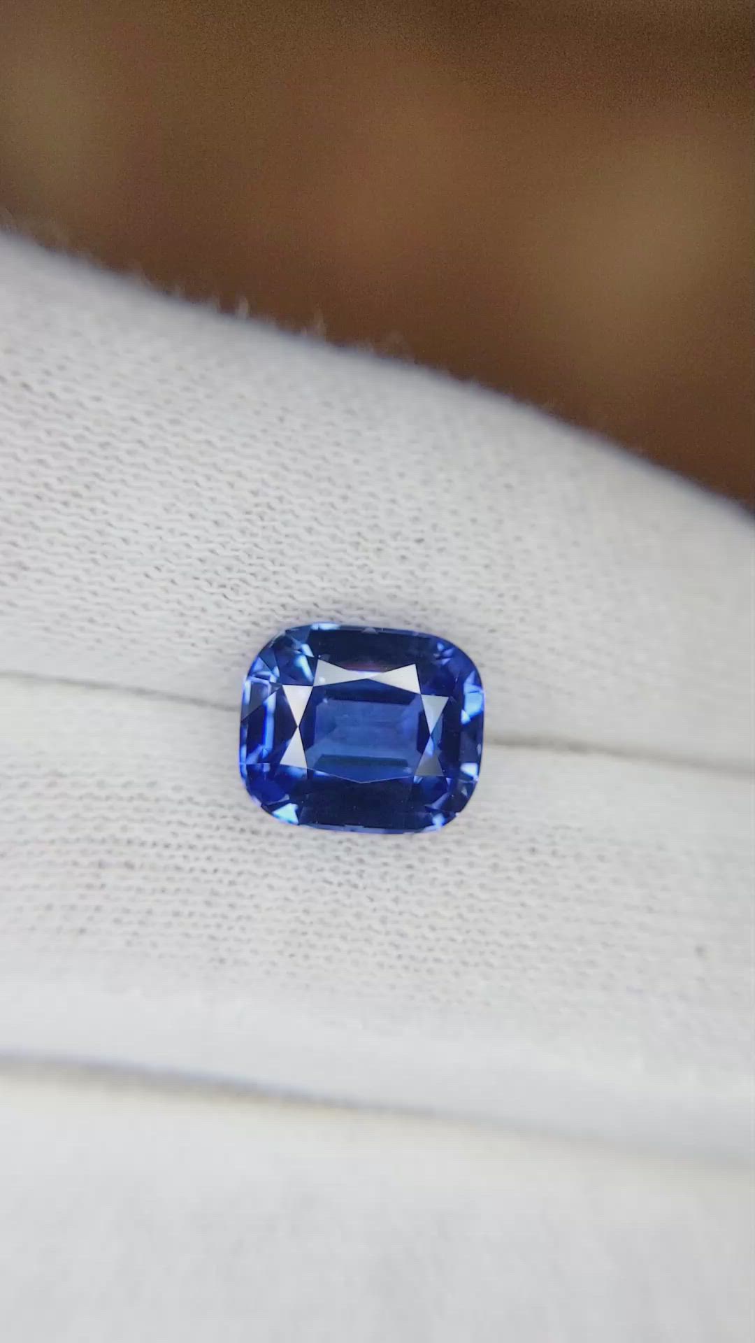 5.07 Ct. Blue Sapphire from Ceylon (Sri Lanka) Size Video