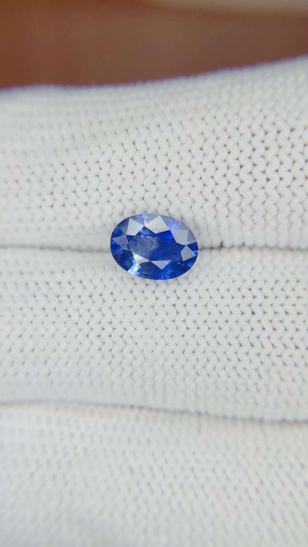 1.27 Ct. Bi Color Sapphire from Ceylon (Sri Lanka) Size Video