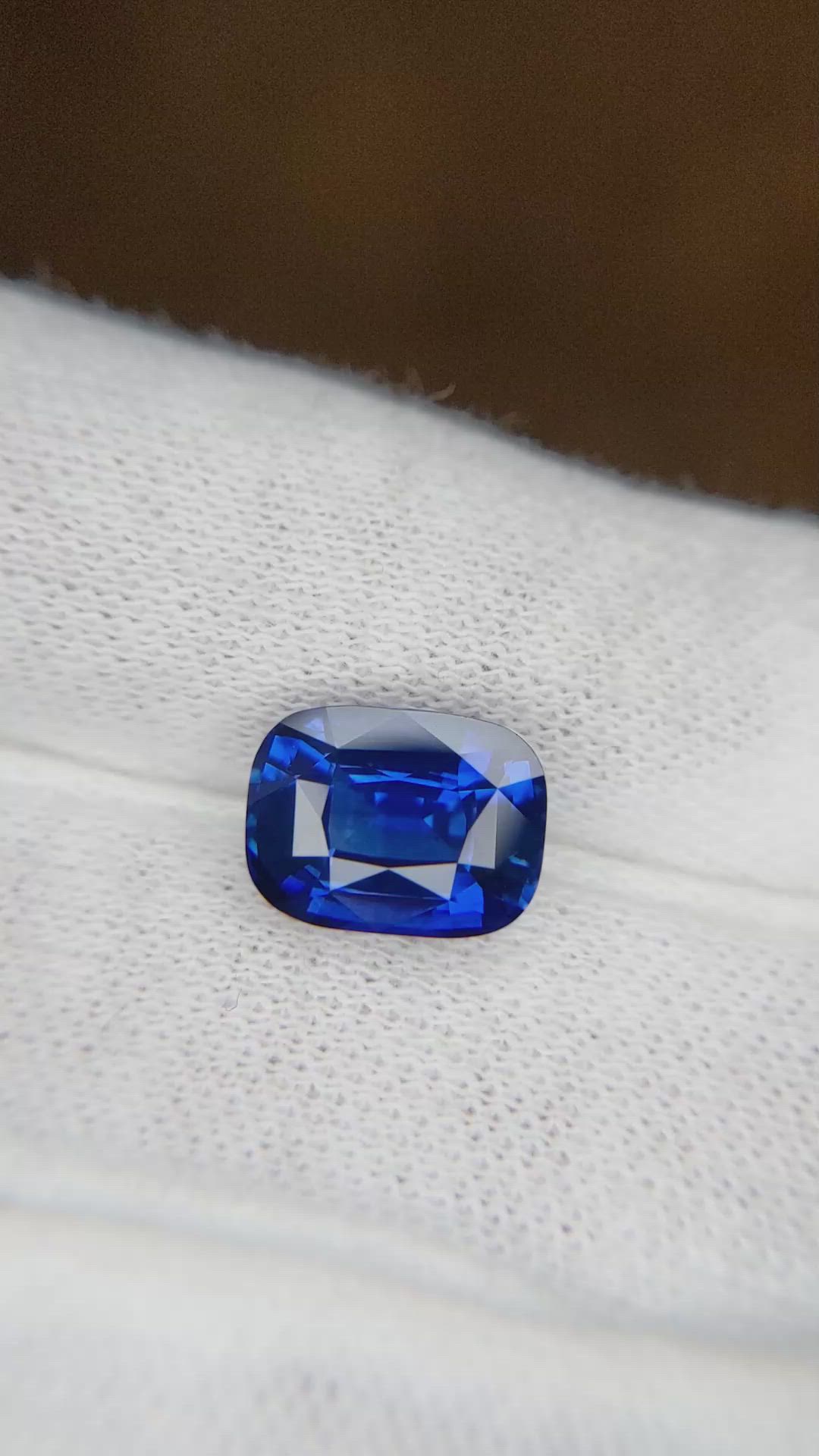4.54 Ct. Blue Sapphire from Ceylon (Sri Lanka) Size Video