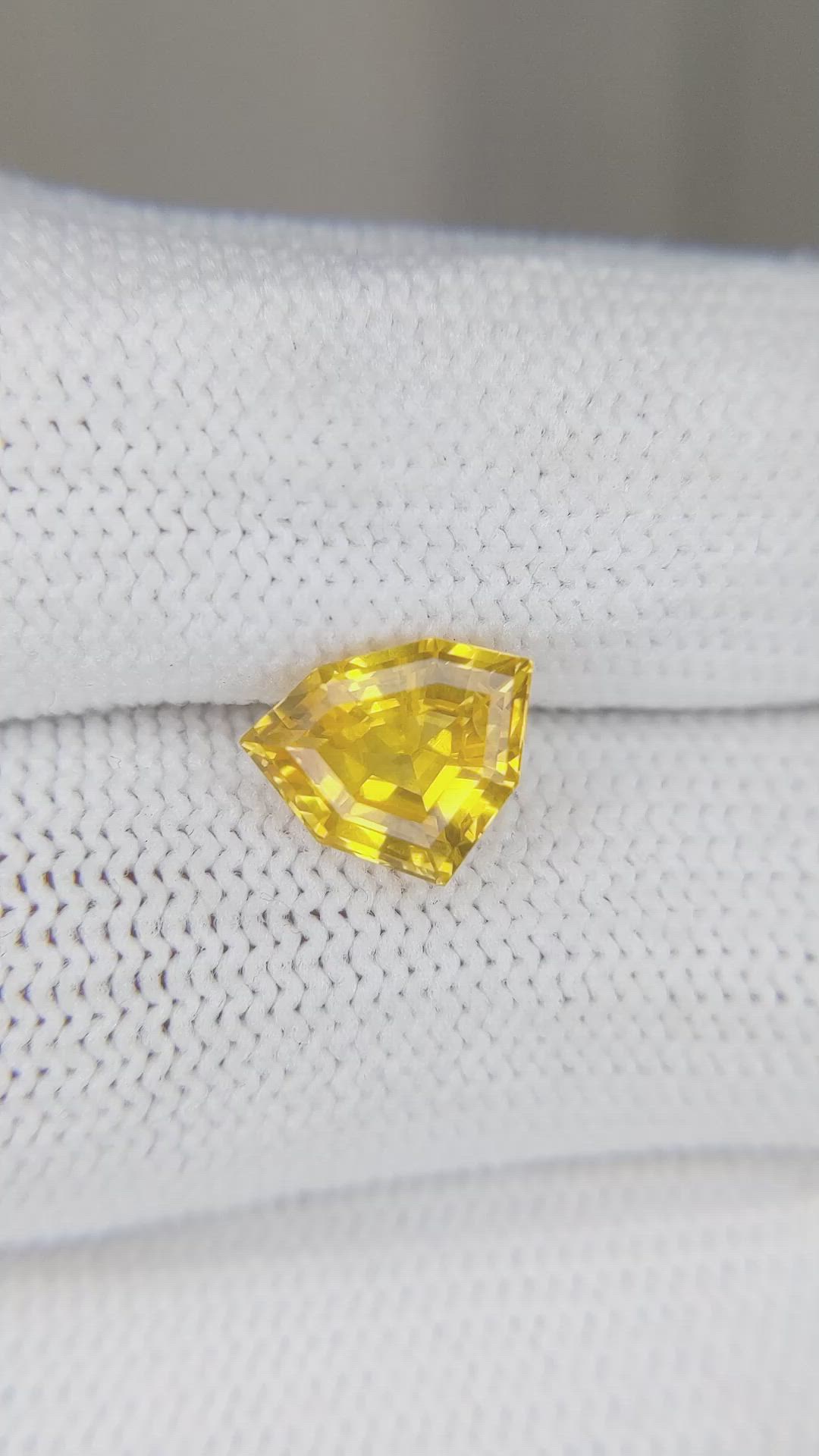 2.57 Ct. Orangish Yellow Sapphire from Ceylon (Sri Lanka) Size Video