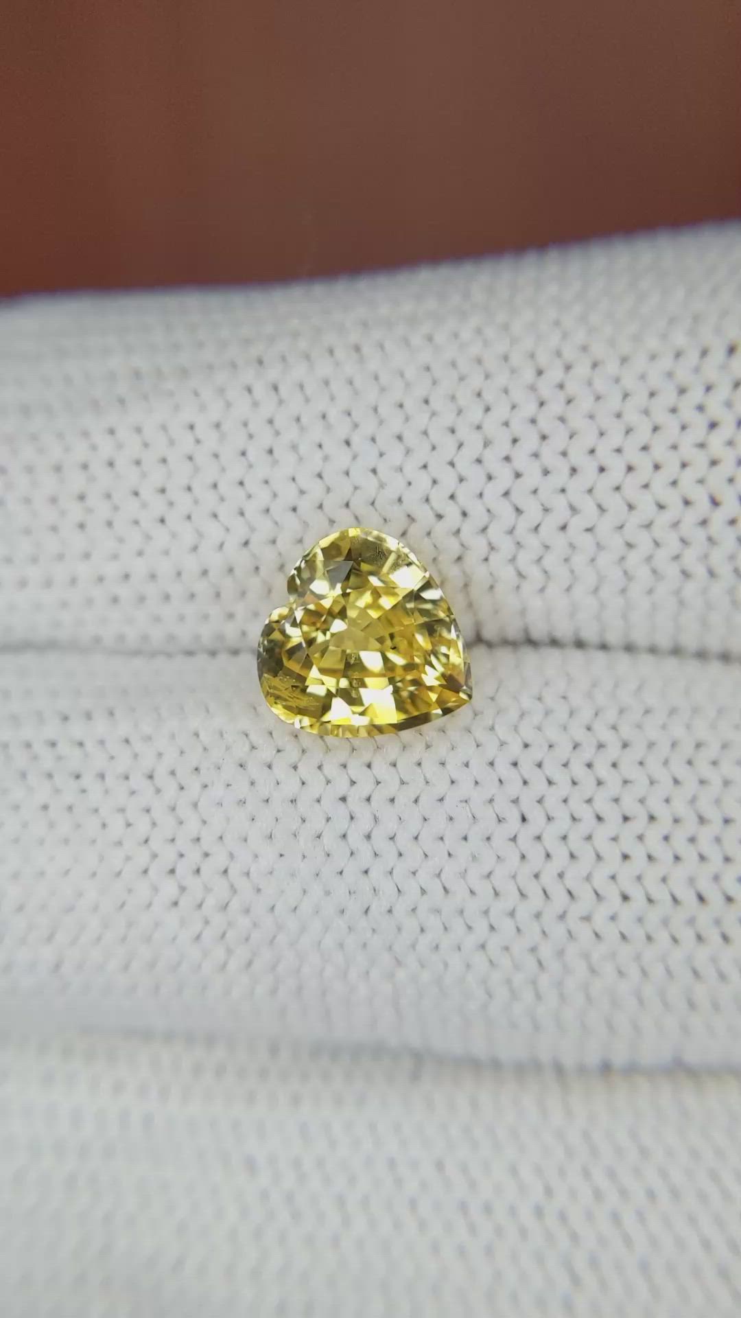 2.81 Ct. Yellow Sapphire from Ceylon (Sri Lanka) Size Video