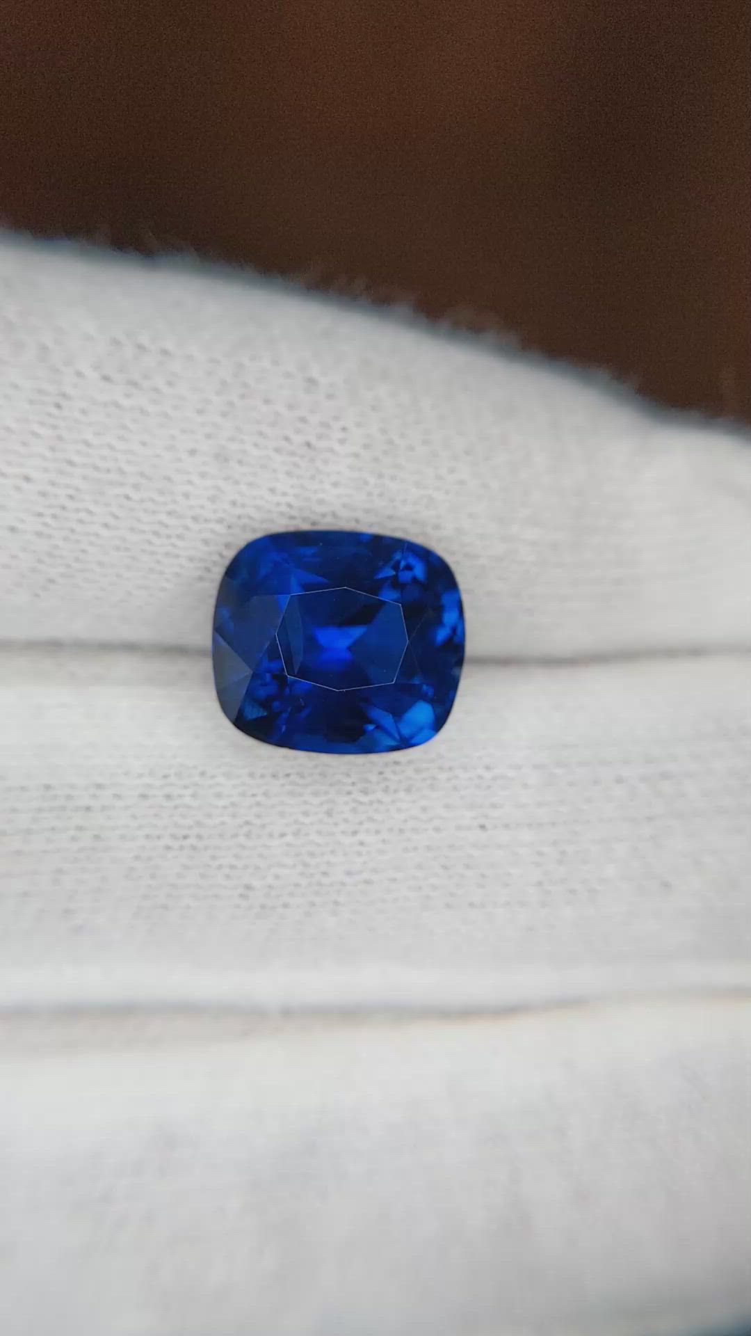 5.63 Ct. Blue Sapphire from Ceylon (Sri Lanka) Size Video