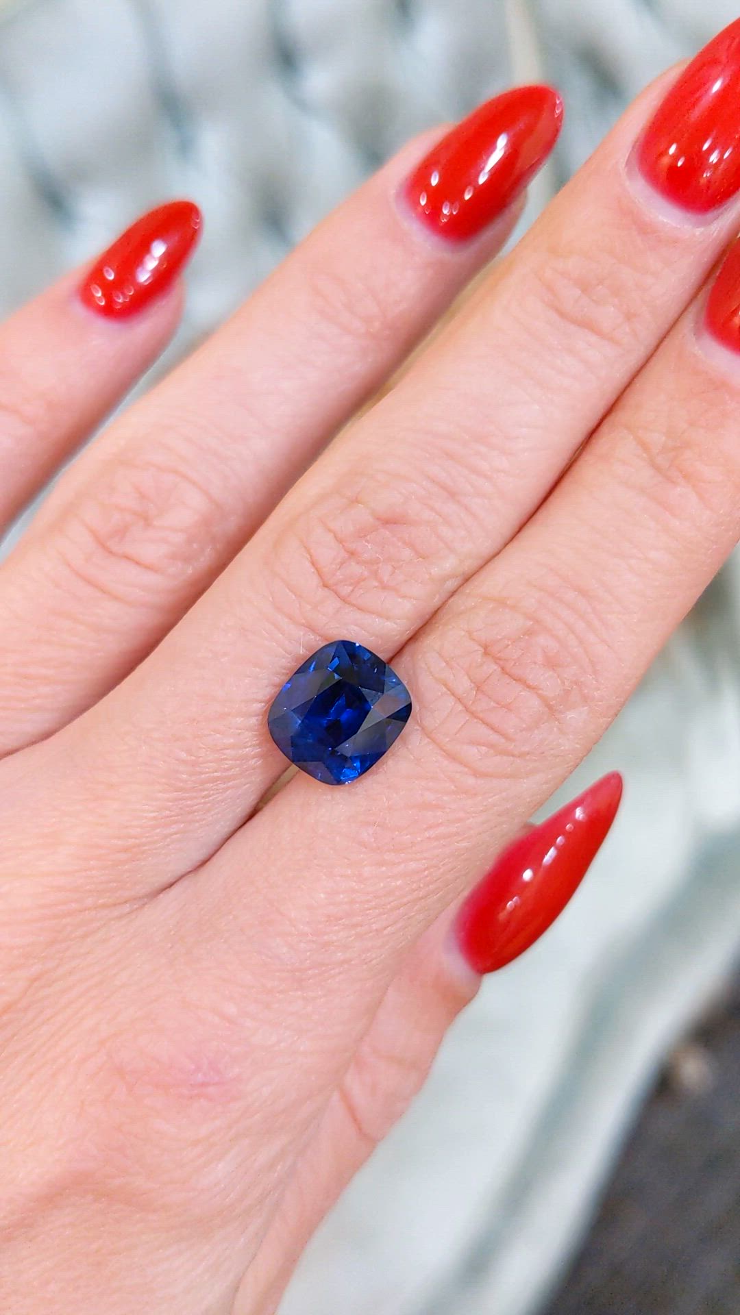 5.63 Ct. Blue Sapphire from Ceylon (Sri Lanka) Size Video