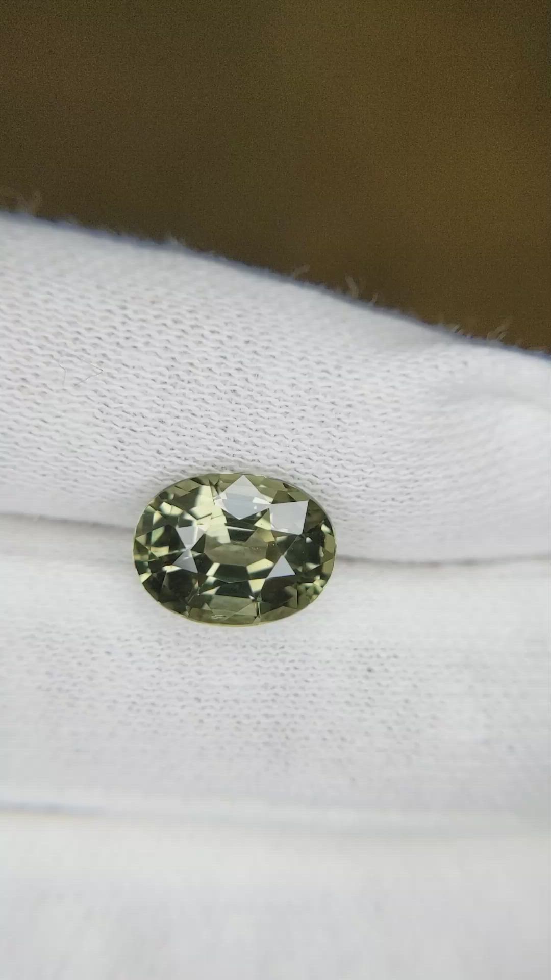 4.03 Ct. Yellowish Green Sapphire from Ceylon (Sri Lanka) Size Video